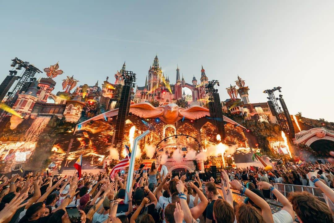 サネリー・ジェームズさんのインスタグラム写真 - (サネリー・ジェームズInstagram)「Thank you beautiful people of @tomorrowland. Words can’t describe the atmosphere. Wow! ♥️🔥  📸: @shotbymarijn」7月23日 18時35分 - sunneryjames