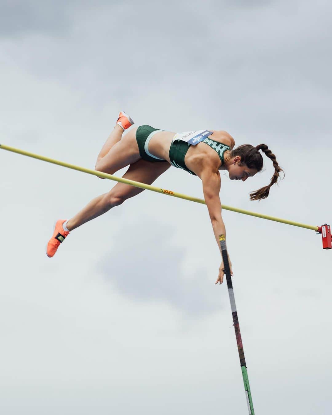 エリザ・マッカートニーのインスタグラム：「Another couple competitions down and a whole lot of learning. I won the Heusden-Zolder Continental Bronze with my highest opener ever (4.63m), but that was all. And at the Luzern Continental Silver I came second with 4.65m.   Feeling a bit frustrated with the heights at the moment but I also know I’m on the cusp of something big. Just have to be patient 🙃    Photos from the wonderful @michaeldawson.nz」