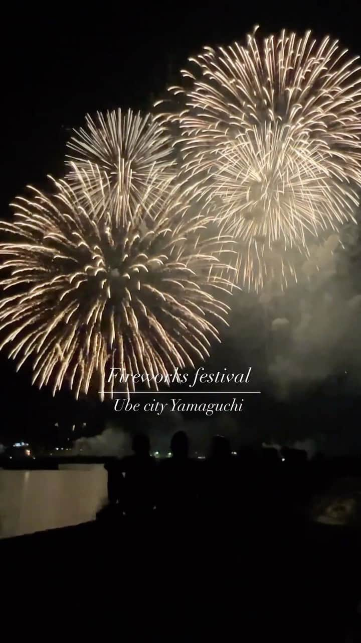 清水のぶよのインスタグラム：「山口県内最大級の花火大会 宇部市花火大会🎆  その他の投稿はこちら @meika_shimizu   夏休みスタート♪ 今年も子供たちと一緒に あちこち出掛けて 最高の夏の思い出を作っています✨  まずは、実家に帰省し、妹家族と一緒に 山口県宇部市の花火大会へお出かけ🎆  川を１本挟んで、 目の前で次々と打ち上がる 大型花火は本当に迫力満点！ こんなに間近で楽しめる花火大会は 全国の中でも珍しいと思います✨  子供の頃は毎年 親に連れて来てもらうのが楽しみでしたが、  親になって娘たちを連れて来ると 子供たちが喜ぶ姿を見るのが 嬉しかったんだなということが わかりますよね💡  広島では大きな花火大会が なくなってしまって なかなか子供たちに大型花火を 見せてあげられないので、 素敵な思い出をまたひとつ 残してあげられて良かった😊✨  動画はビジネスにも活用できるけど 「人生の幸せ」を貯めていける ツールでもあります✨  あなたの「今しか見られない景色」を たくさん動画で記録してくださいね🎥✨  ======================== @meika_shimizu ←動画でビジネスを仕組み化する情報はこちらから  このアカウントでは、 「動画」を活用して ビジネスを「仕組み化」したい人向けに 動画についての情報を発信しています✨  *･゜ﾟ･*:.｡..｡.:*'･*:.｡. .｡.:*･゜ﾟ･*  【『質の高い動画』で安定収益を叶える「仕組み構築」マスター講座】開講中  「ChatGPT」✖️「 AI」✖️「動画」✖️「仕組み化」 全てを網羅した『動画マーケティング』♪  ご興味のある方はお気軽に DMでメッセージくださいね💕 ， プロフィールリンクから私の公式LINEの お友達になっていただいた方には こちらをプレゼントしています😊 ↓↓↓ 1.動画で安定収益を叶える仕組み構築チェックリスト 2.ビジネスに役立つ「ChatGPT」プロンプト集  :::::::::::::::::::::::::::::::::::::::::::::::::::::: ， あなたの心の中の思いと個性を 「動画」で見える化して 安定収益が上がるお手伝いをしています。 ， 声のコンプレックスを乗り越え フリーアナウンサー歴約20年。 放送局の現場で培った アナウンス技術と カメラワークを活かし 撮影・編集・ナレーションまで一貫した 動画制作を行っています。 ， 出演中 RCC中国放送「ランキンLand」  YouTube番組🎤 「動画で生かせる話し方Labo」 「清水明華の暮らしのトーク」  #動画編集  #動画マーケティング #動画撮影  #動画制作  #動画作成  #動画投稿  #夏の #思い出づくり  #花火大会 #宇部市」