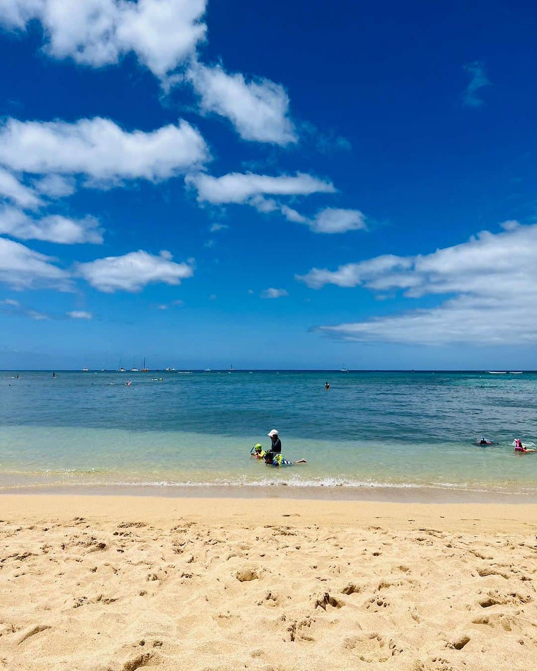 伊藤千晃さんのインスタグラム写真 - (伊藤千晃Instagram)「大好きな親子がハワイに来てくれた😆🏝️💙 ⁡@shiho_fujita44  ⁡  来て早速、海遊び🏖️  カハナモクビーチは波も穏やかで、小さな子でも遊びやすい👍 場所を選べばサラサラな砂のところもあるし、魚も見れた🐟  息子達はとても嬉しそう☺️ 母達もそれ見て嬉しかったです♡  この後、志穂はとんでもない日焼けをしちゃった💦 海の日差しはなめたらあかんやつ😫☀️  ⁡#ハワイ #カハナモクビーチ  #親子ハワイ旅行 #親子海遊び #ハワイ生活 #6歳息子 ⁡」7月23日 18時46分 - kikichiaki