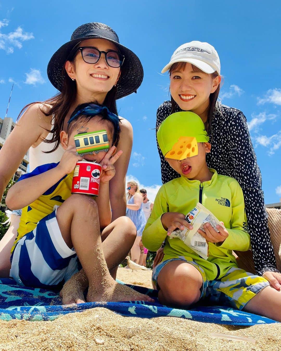 伊藤千晃のインスタグラム：「大好きな親子がハワイに来てくれた😆🏝️💙 ⁡@shiho_fujita44  ⁡  来て早速、海遊び🏖️  カハナモクビーチは波も穏やかで、小さな子でも遊びやすい👍 場所を選べばサラサラな砂のところもあるし、魚も見れた🐟  息子達はとても嬉しそう☺️ 母達もそれ見て嬉しかったです♡  この後、志穂はとんでもない日焼けをしちゃった💦 海の日差しはなめたらあかんやつ😫☀️  ⁡#ハワイ #カハナモクビーチ  #親子ハワイ旅行 #親子海遊び #ハワイ生活 #6歳息子 ⁡」