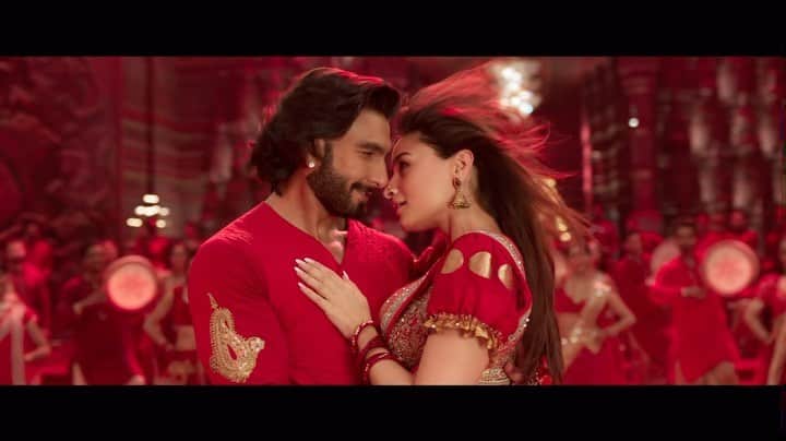 アリア・バットのインスタグラム：「🥁♥️🥁  #DhindhoraBajeRe… Song Out Tomorrow!  #RockyAurRaniKiiPremKahaani, in cinemas this Friday 💕」