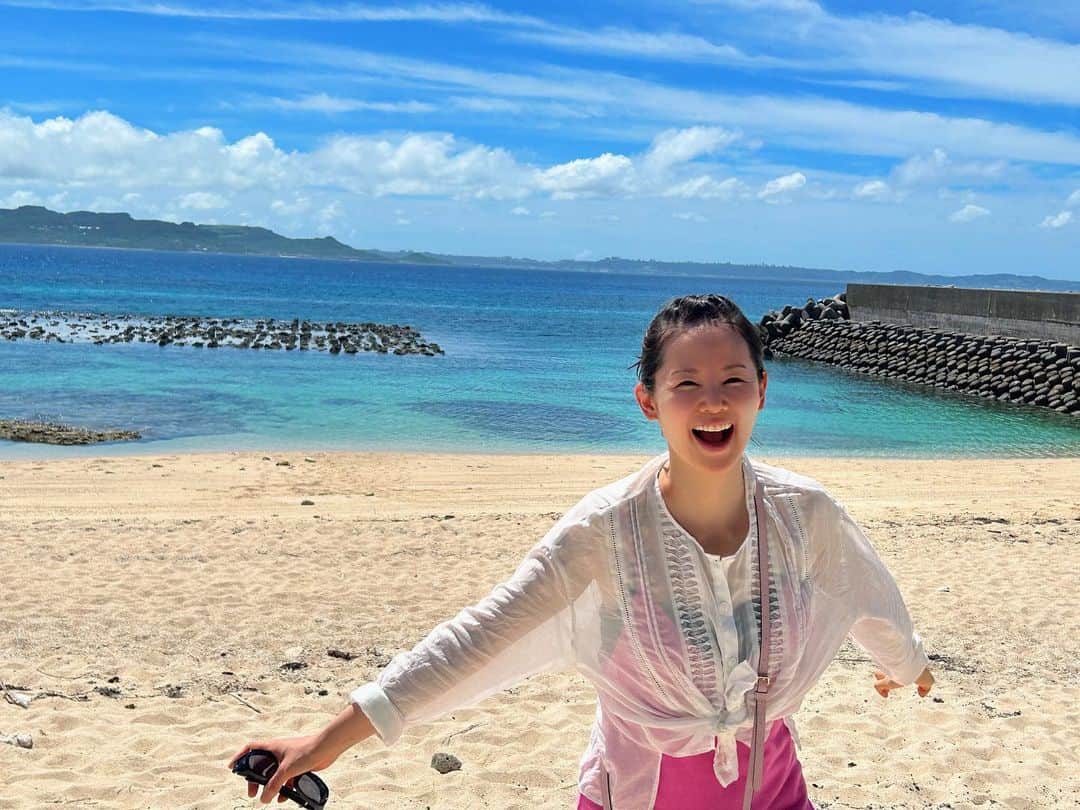 のインスタグラム：「大人の遠足 part8、沖縄。  この仕事を始めてからたぶん初めて。 プライベートで海に行きました。  子供の頃は海の近くで育ったので、毎年真っ黒に日焼けして、 男の子と間違われるくらい😆  だからこそ、『海に行ってはすぐに焼けてしまう。』という思いから、撮影以外では行った事がなかったのです。  でも何だかその思いを一回手放してみたくて、 20数年ぶりのプライベート海。  すっっっっっばらしかったです…。  泳いだのはたった30分ほどですが、 たったこれだけの事ですが、 感動して、海に浮かびながら泣きそうになりました。 そして、更に人生を愛おしく想う気持ちが深くなったような気がしました。  昔の人は、海や森、太陽の力を借りて英気を養い、 心身を健康にしていった。 ということが、身をもってよくわかる、素晴らしい体験でした。  皆さんも"やってみたくてやれていないこと" いつか。じゃなくて、 試しにトライしてみてはいかがでしょうか。  トライの数だけ人生が豊かになるし、 失敗したら、それはそれで、 宝物☺️  #遠足 #旅 #海 #トライ #沖縄 #自然 #人生が豊かに #心身共に健やかに #宝物」
