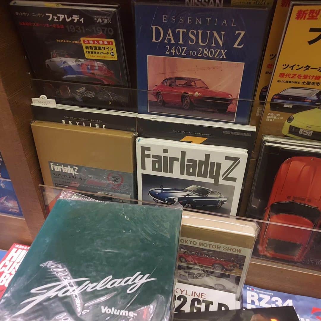Z李さんのインスタグラム写真 - (Z李Instagram)「代官山TSUTAYAでフェアレディZ関係の本を爆買い。本当はブルース・リー展を見に行ったんだけど閉まってた。」7月23日 18時46分 - kiss0fthedrag0n