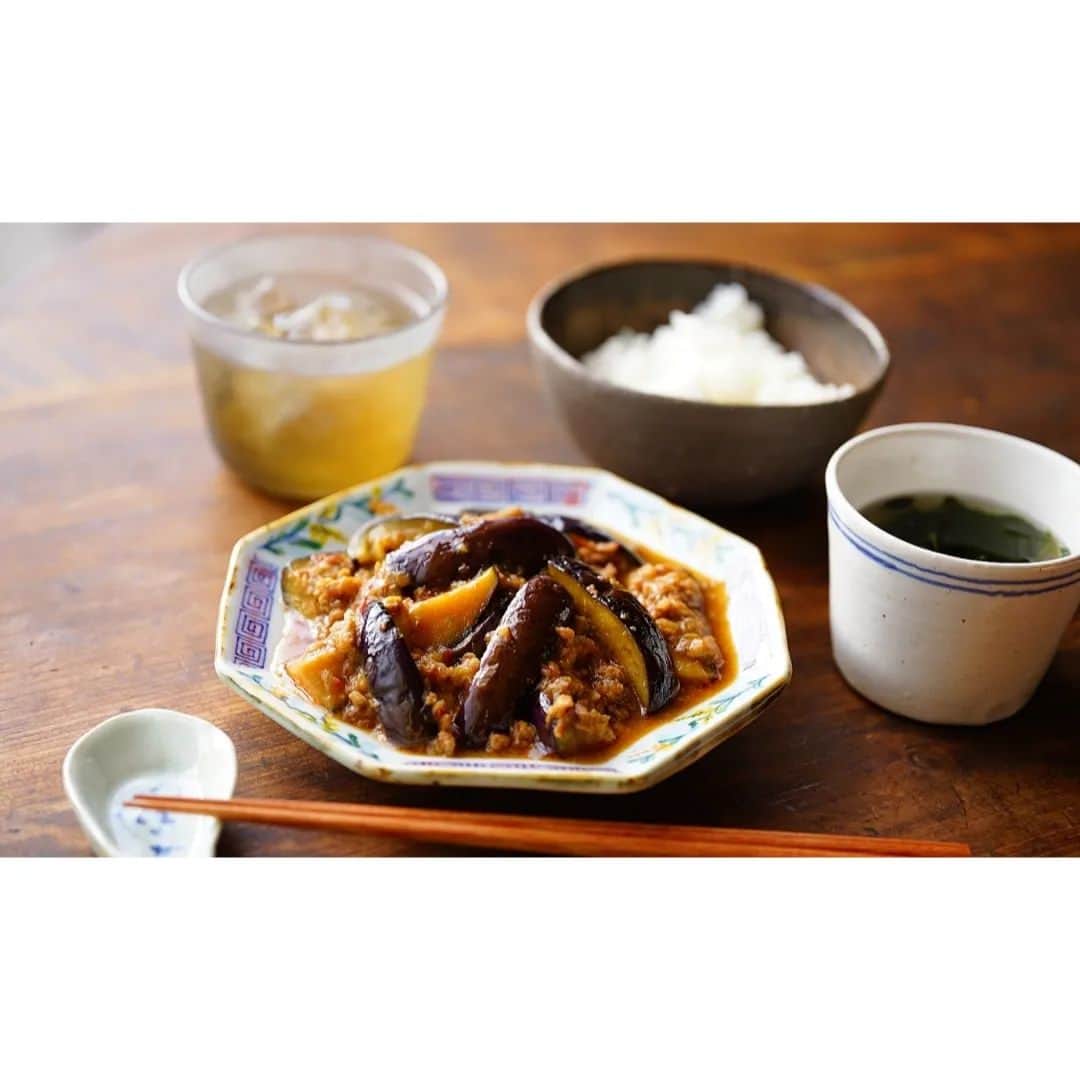 まる子のインスタグラム：「#ばんごはん  からーーいのを汗ダラダラで食べる☻ あっついなー。☻☻  #晩ごはん#暮らし#夕飯#おうちごはん#キナリノ#うつわ好き#器#料理#麻婆茄子#タナカ製陶」