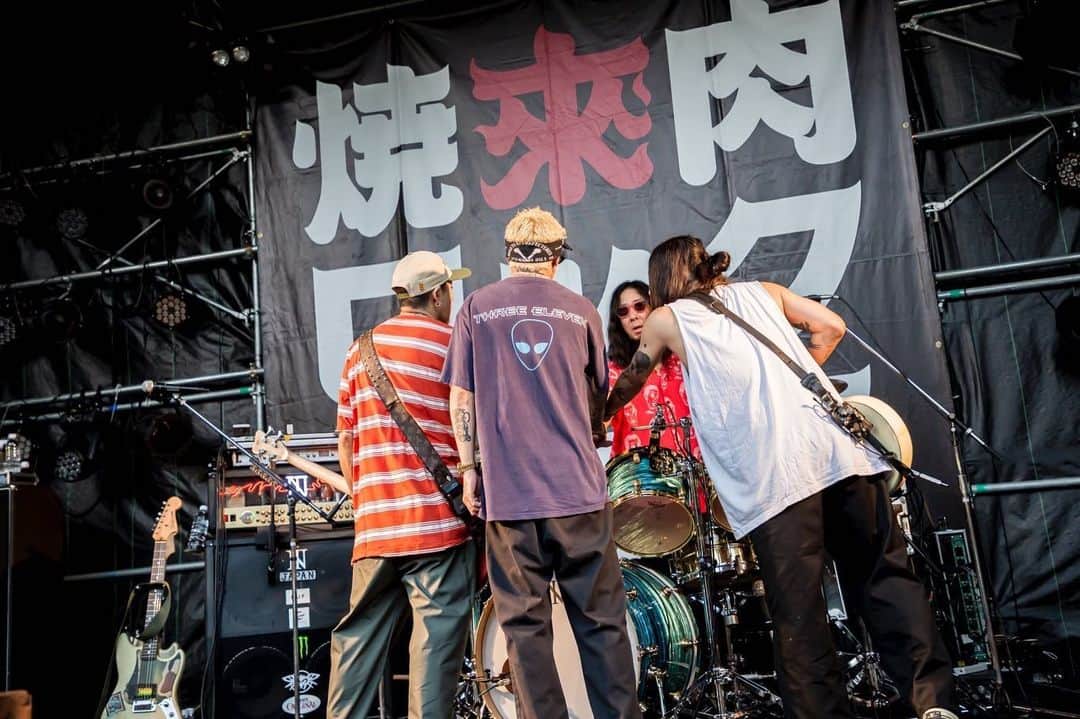 T$UYO$HIのインスタグラム：「. 念願の焼来肉ロックフェス やっと、やっと出れましたよ 初出場にしてトリという舞台を用意してもらって 感謝しかないです  それに応えるべく 一曲目から全力でいったけど どうだったかな？  こっちはとにかく最高だった 個人的にはステージ上の音が 今年一番良かったかも めちゃくちゃ気持ちよくプレイできた！！  ホントにありがとうございました 来年も出たいな  photo @takashi_konuma   #thebonez  #yakinikurockfes2023  #ヤキニクロックフェス」