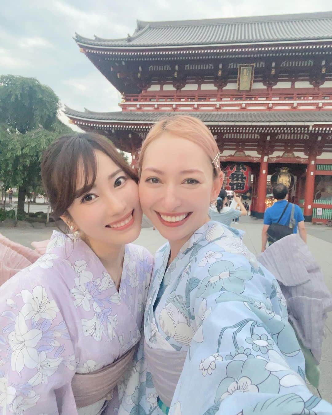 佐倉知里さんのインスタグラム写真 - (佐倉知里Instagram)「🩷🩵 #浅草デート プレゼントしてくれた🥺 @alisadurbrow  🫶🏻‪🤍         #浴衣#浴衣レンタル浅草  #双子コーデ #人力車  #大人の休日 #このまま🍻 #可愛いコップもありがとう♡ #最後は2016年にも浅草デートした時の📸  #asaksa#浅草」7月23日 18時48分 - chisa_tiara