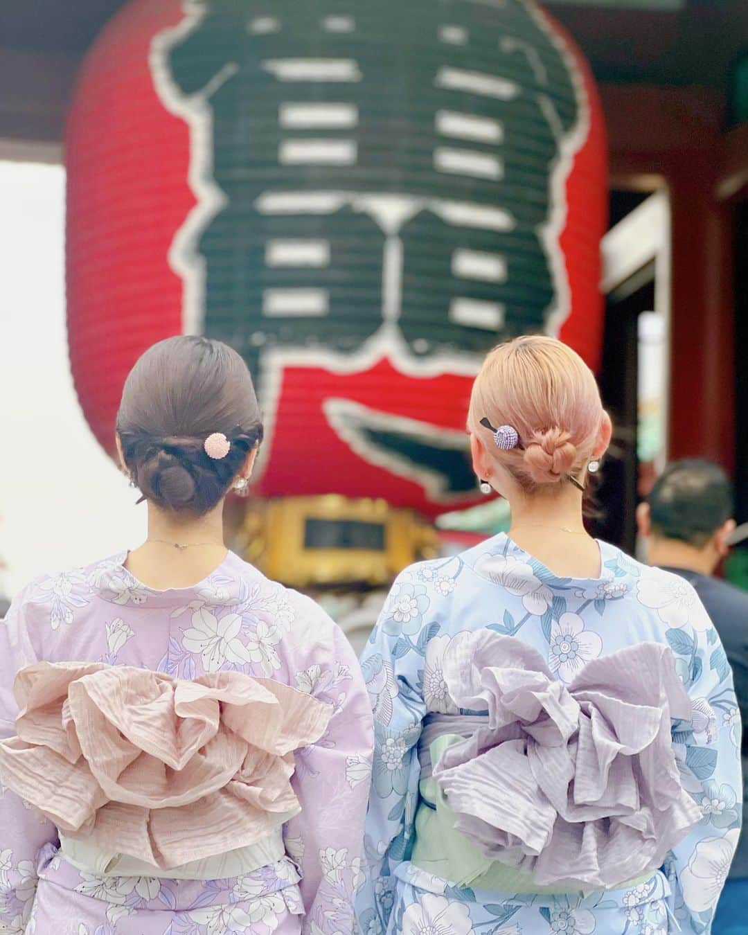 佐倉知里のインスタグラム：「🩷🩵 #浅草デート プレゼントしてくれた🥺 @alisadurbrow  🫶🏻‪🤍         #浴衣#浴衣レンタル浅草  #双子コーデ #人力車  #大人の休日 #このまま🍻 #可愛いコップもありがとう♡ #最後は2016年にも浅草デートした時の📸  #asaksa#浅草」