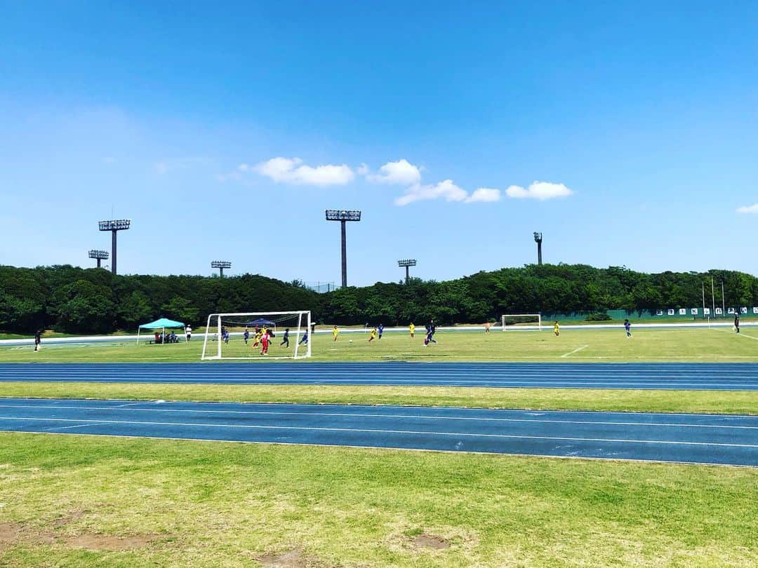 吉田眞紀人のインスタグラム：「... 今日は少年サッカー大会(フジノカップ)にお邪魔させていただきました🤲  猛暑の中、子どもたちは本気でプレーしてました🔥 熱中症が心配でしたけど💦  優勝したチームの笑顔、負けたチームの悔しそうな表情。 必ず今後に繋がりますね👍  ナイスファイト👏 ... #フジノカップ #吉田まきと #スポーツで健康に #木更津市出身初のJリーガー #木更津市議会議員」