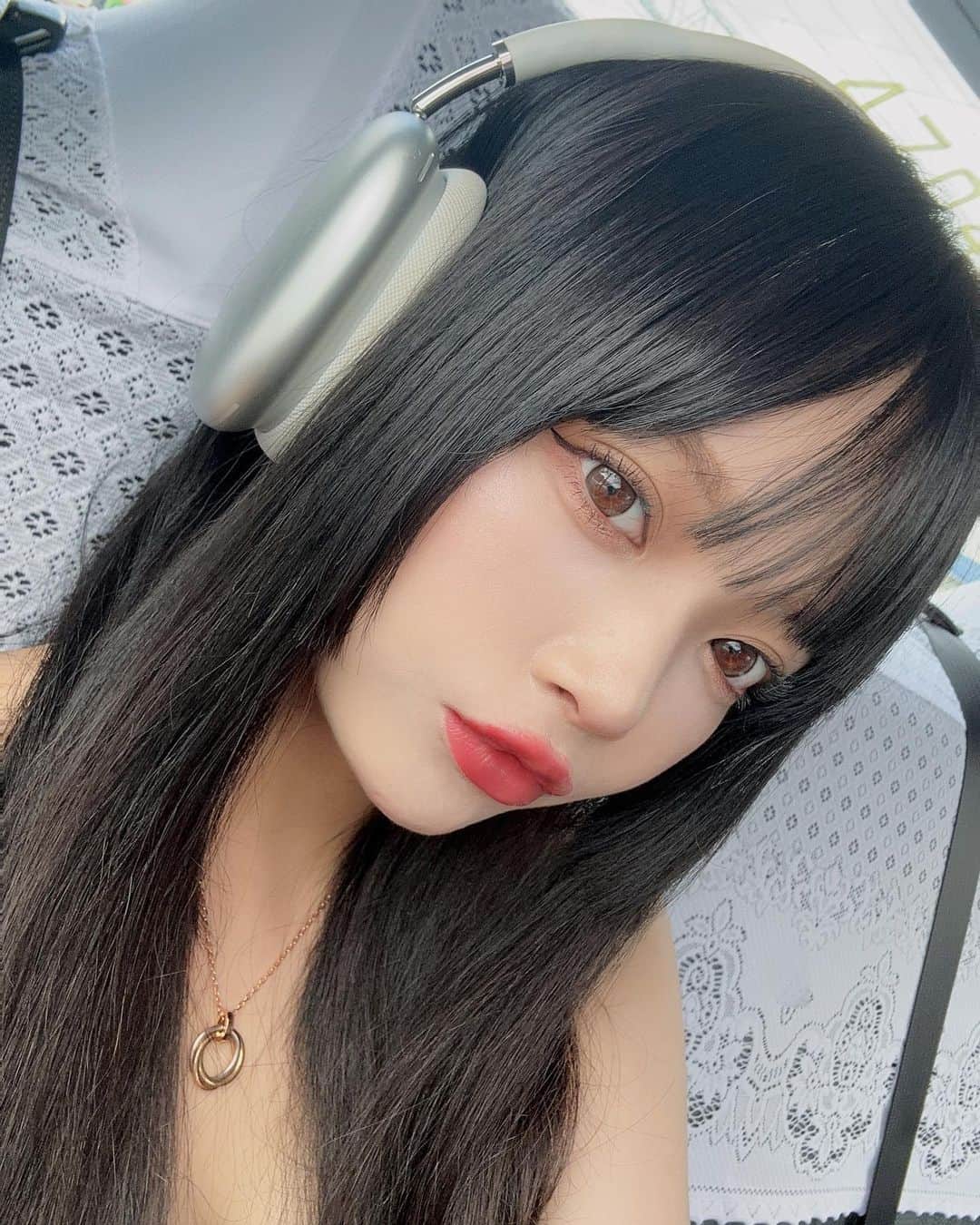 仲本莉絵瑠のインスタグラム：「今日から韓国🩷🩷 カラコンはエバーカラーワンデーの パールベージュです😺❣️  #鼻の毛穴ってどうしたら綺麗になる❓」