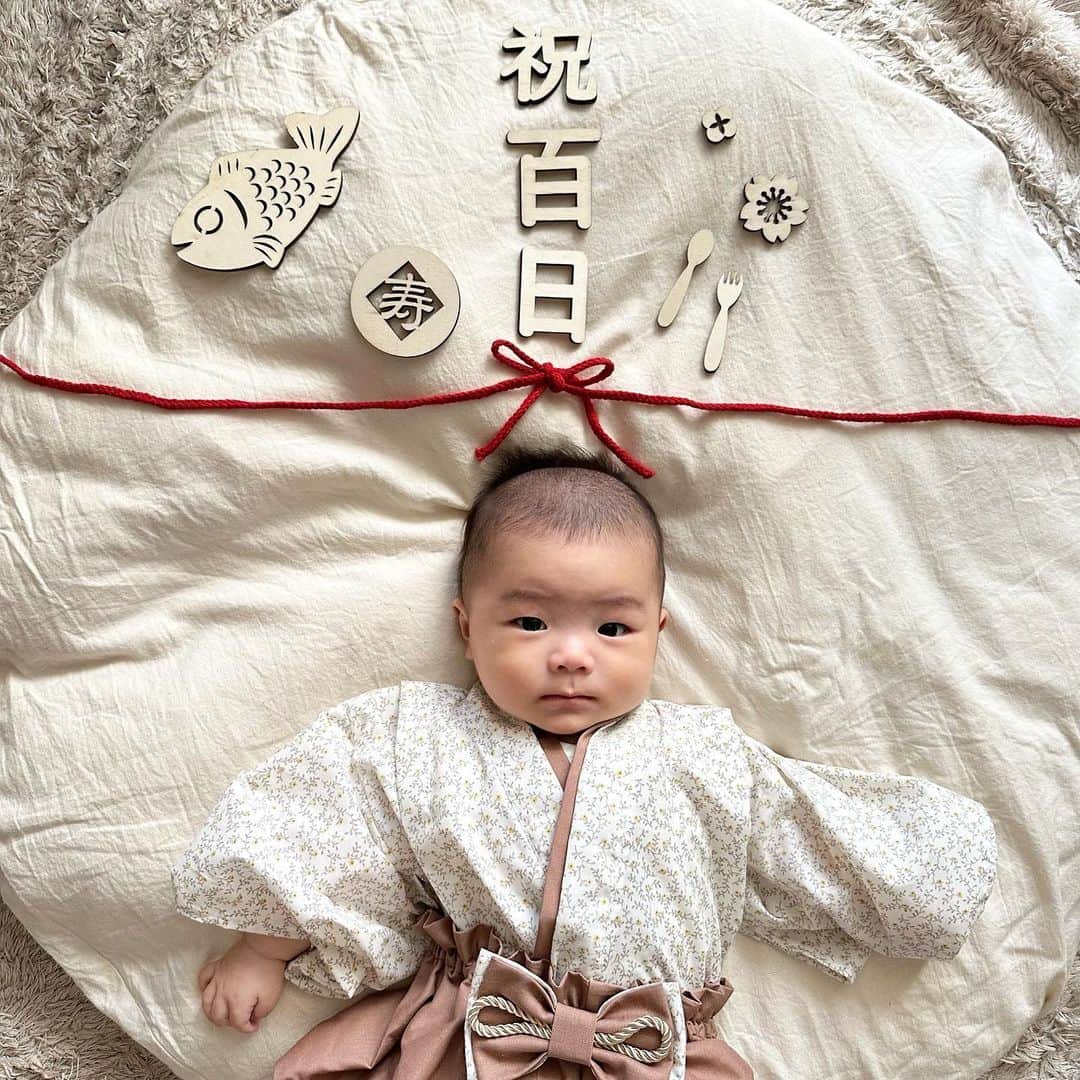 marikoのインスタグラム：「＊ . 祝100日♬*.ﾟ  100日早い！ お食い初めの準備もギリギリにした🤣  ☑︎すぐ寝返りする ☑︎ニコニコさん  . ＊ #100日祝い#お食い初め#生後3ヶ月#男の子ベビー#男の子ママ#令和5年ベビー#赤ちゃんのいる生活#あかちゃんのいる暮らし」
