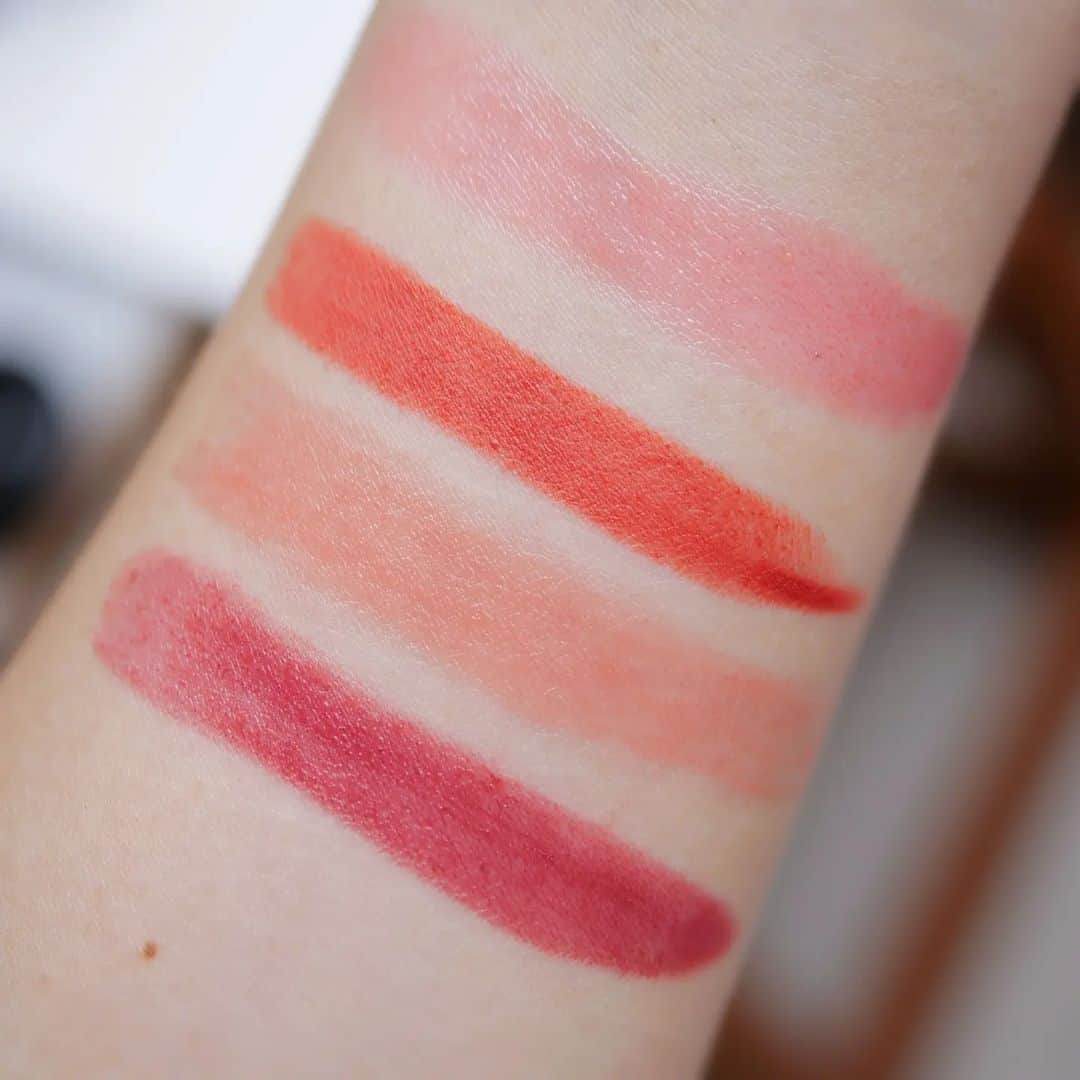 船山葵さんのインスタグラム写真 - (船山葵Instagram)「いつもよりシャキッとした顔立ちにしたいときに使うことが多い、赤リップ💄 とはいっても、透け感があるもの、ほわりとマットなもの、ツヤツヤするもの、みずみずしい潤いがあるもの、 など、その日のなりたい仕上がりで赤リップも使い分け🌱  今日はおすすめの赤リップ4つご紹介します🕊️  #ジルスチュアート リップグロウセラムバーム 08 --------------------------- #シュウウエムラ ルージュアンリミテッドキヌマット KMBR784 --------------------------- #セザンヌ リップカラーシールド 04 メロウピンク --------------------------- #クリニーク イーブンベターポップ ウーミー 17  ジルスチュアートは、 青み系の赤色リップですが、どちらかというと 透け感があるタイプ。 また、オイルによる潤い効果がとても高いので、 赤リップの雰囲気にプラスして唇を労りたい時に 使うのがおすすめ。 トウガラシエキス（カプサイシン含有）や ジンジャーエキスが入っているので、 塗ったあとは清涼感があるので夏にもぴったり。  シュウウエムラは、 唇の輪郭に対してほわっと柔らかく 色がのってくれる。 さらに塗りたてのほわっとした仕上がりが 割と長く続くタイプで、 初めて使った時からめちゃいい！となった リップの1つ。 この色は赤とブラウンが混ざっていて、 わたし的にも大好きな色の1つ。  セザンヌは、ジェル状の膜で ほのかに赤を効かせられる。 唇の水分と反応して、色を守るジェル膜を形成してくれて、 ピタッと密着するので落ちにくい😉 04は実際ピンクが強く出るタイプですが、 若干赤も感じられる色。  クリニークは、発売当初から大好きなリップ。 塗り心地はシュウウエムラと多少似ていて、 ほわっとした塗り心地。 ビタミンEと美容成分が入っているので、 唇を鮮やかにするだけじゃなくて、 ケアとしても使えるからいいですよね👌青みよりの赤に少しブラウンを足した色で、ちょっと大人っぽくしたいときによく使います。  #リップグロウセラムバーム#ルージュアンリミテッドキヌマット#リップカラーシールド#イーブンベターポップ#コスメ#美容#メイク#美意識#リップ @jillstuartbeauty @shuuemura @cezannecosmetics @cliniquejp」7月23日 18時53分 - aoi_funayama