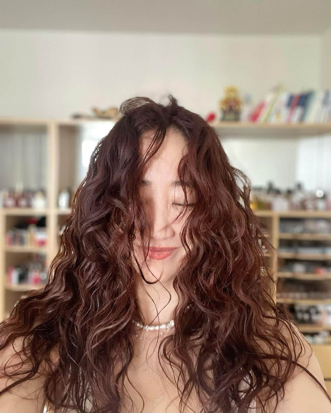 神崎恵のインスタグラム：「・ くせ毛のままの日。 撮影がない日には、くせ毛を楽しむ日が多いです。 昨日は、海外の動画でみたザル乾かし。 タオルドライしたら、まず頭皮と根元だけドライヤーで乾かし、 他の部分にカール用のムースを揉み込んだら(濡れ髪のまま)、 頭を前に下げて髪全てを前にまとめザルにたっぷりとためる→網のしたからドライヤーで熱をあてながら乾かす。 仕上げに気になる部分だけ手のひらでつつみこみカールの強弱、大小をととのえたら完成。 火傷をしないよう気をつけてお試しください。 金属じゃないほうがいいかも？ ハンドルつきがいいかも？ いろいろ試しています。　 それにしても、わたしのクセは激しいです。  今夜は21時からライブします☺︎」