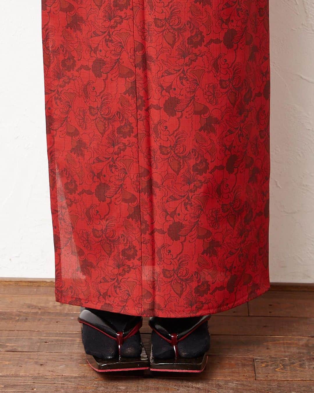 ふりふさんのインスタグラム写真 - (ふりふInstagram)「. ふりふ新作浴衣  ▶️ 浴衣単品「 更紗牡丹 」 color  dark red / navy  「王者の風格」が花言葉の「牡丹」が優雅に描かれ、二面性のあるデザインが魅力の浴衣が登場。 袖を広げるとその存在感に圧倒されること間違いなし。  furifu #ふりふ  #浴衣 #japanstyle #souvenir  #浴衣女子 #浴衣コーデ #着物女子 #浴衣ヘア #夏祭りコーデ #花火大会 #浴衣デート  #すぐに変われる魔法がある」7月23日 18時58分 - furifufurifu