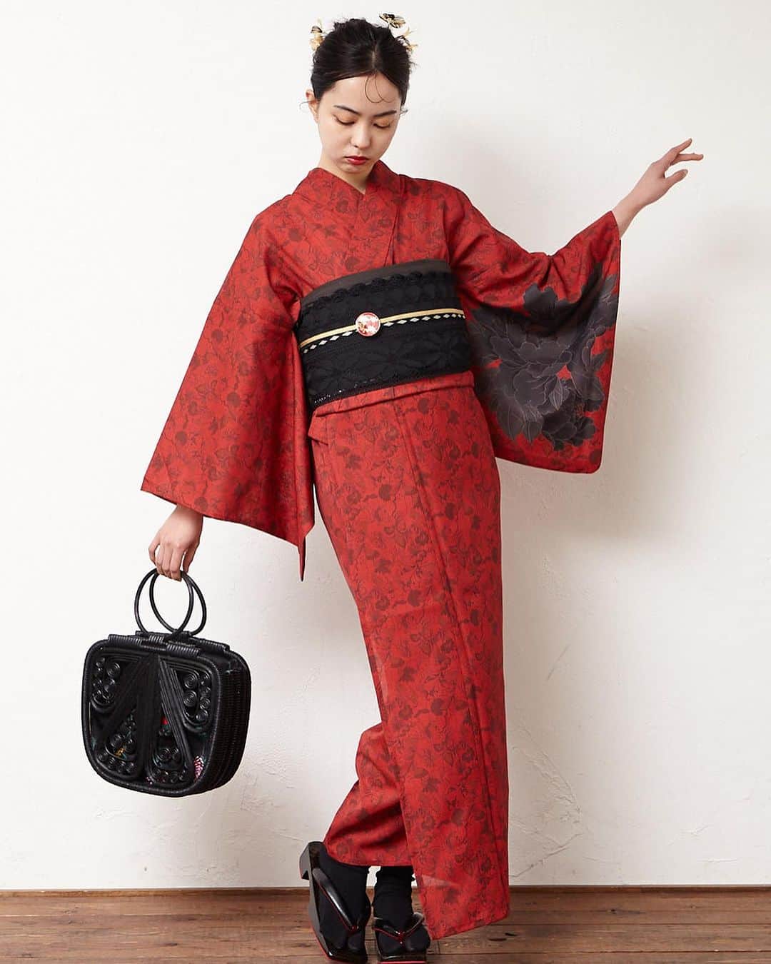 ふりふさんのインスタグラム写真 - (ふりふInstagram)「. ふりふ新作浴衣  ▶️ 浴衣単品「 更紗牡丹 」 color  dark red / navy  「王者の風格」が花言葉の「牡丹」が優雅に描かれ、二面性のあるデザインが魅力の浴衣が登場。 袖を広げるとその存在感に圧倒されること間違いなし。  furifu #ふりふ  #浴衣 #japanstyle #souvenir  #浴衣女子 #浴衣コーデ #着物女子 #浴衣ヘア #夏祭りコーデ #花火大会 #浴衣デート  #すぐに変われる魔法がある」7月23日 18時58分 - furifufurifu