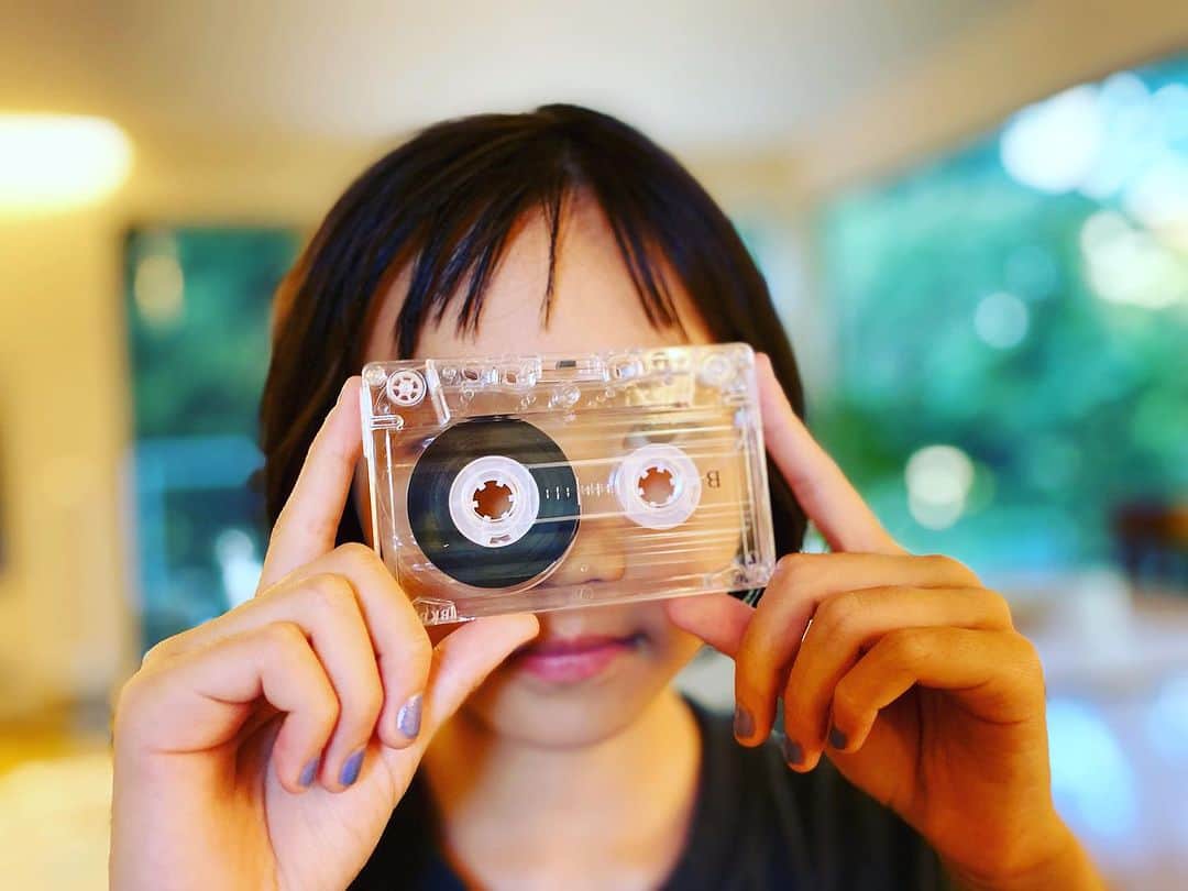 のインスタグラム：「初カセット体験  平間至さんの写真展で 手にした平間さんのカセット♫ テープがまわり、 音が出て、興奮するむすめ  #未知との遭遇 #写真のうた  #平間至」