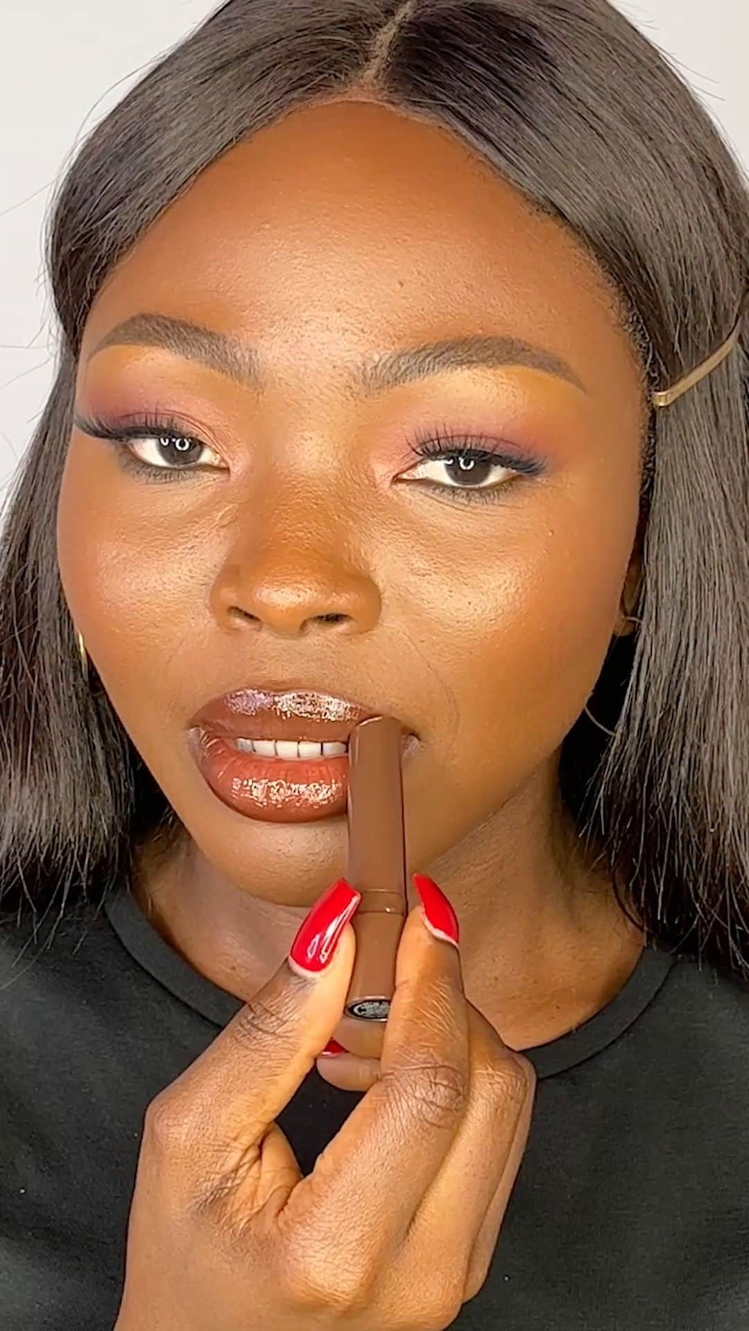 M·A·C Cosmetics UK & Irelandのインスタグラム：「A lip for every occasion 💄  @mebyomotola shows you some of her fave lip products from across our range!  Shades featured: 🖤 Thanks, It’s M·A·C  ❤️ VIVA GLAM 3 💜 Fruitful 🤎 Lower Cut  Comment below which shade you want to try out   #MACCosmeticsUK #MACLipsticks」