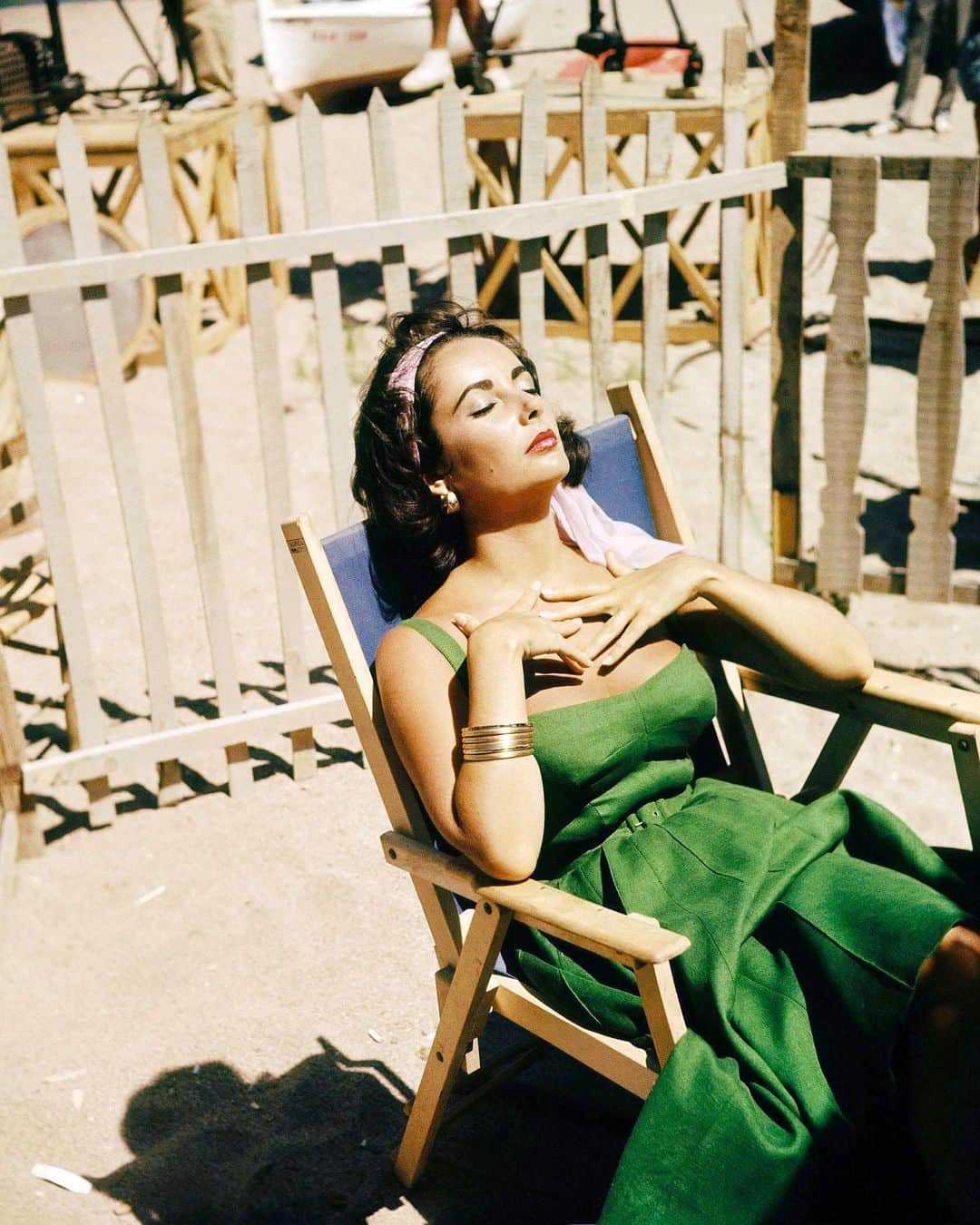 Vogue Españaのインスタグラム：「"Este verano, solo quiero vestir como Elizabeth Taylor", sentencia una editora de moda de Vogue. Y es que si buscas looks refrescantes y sofisticados, que se salgan de los típicos shorts con crop top, la actriz es toda la inspiración que necesitas. {Analizamos su estilo estival en el link de la bio} Fotos: Getty Images Texto: @nurialuis_」