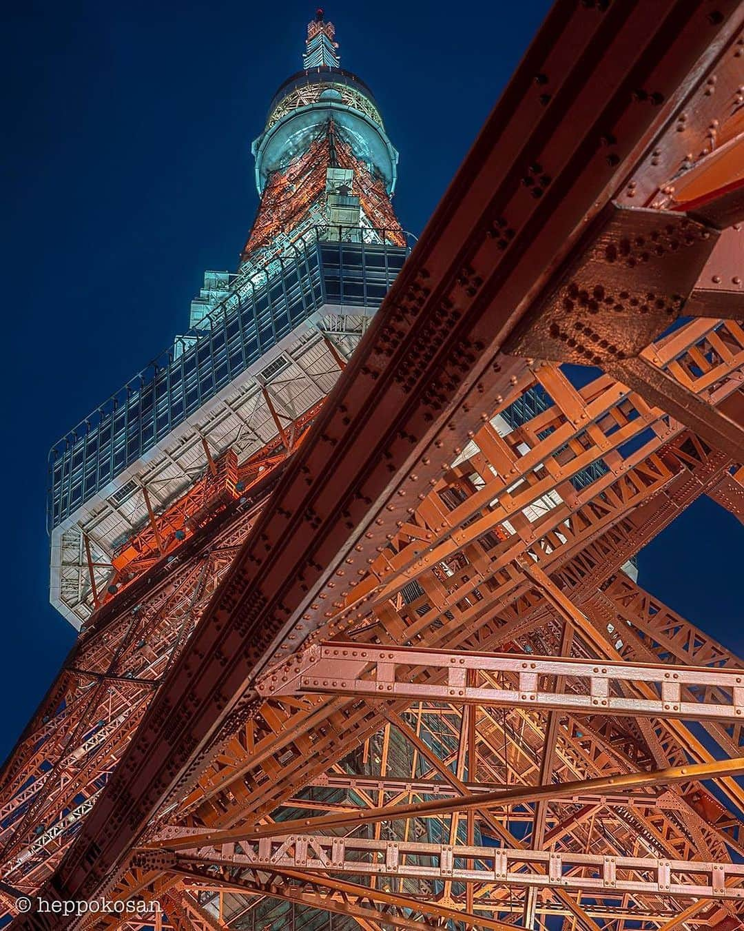 東京タワーさんのインスタグラム写真 - (東京タワーInstagram)「. 冬バージョンのランドマークライトよりも 夏バージョンのランドマークライトの方が お好きだという@heppokosan さんのお写真！   東京タワーの存在感と 鉄骨の力強さが伝わってくる迫力の一枚ですね〜！！   雲一つない空が 東京タワーの輝きを 一層際立たせてくれています✨   素敵なお写真をありがとうございました😊  --------------------------------  【 お知らせ 】  # your_tokyotowerで あなたの東京タワー🗼をリポスト！  皆様からの投稿 どしどしお待ちしております！  @tokyotower_official の タグ付けもよろしくね🖐  詳細はプロフィールにある 固定されたフィード投稿から↓ @tokyotower_official  --------------------------------  #東京タワー #東京タワー🗼  #tokyotower #tokyotower🗼  #ライトアップ #lightup #ランドマーク」7月23日 19時01分 - tokyotower_official