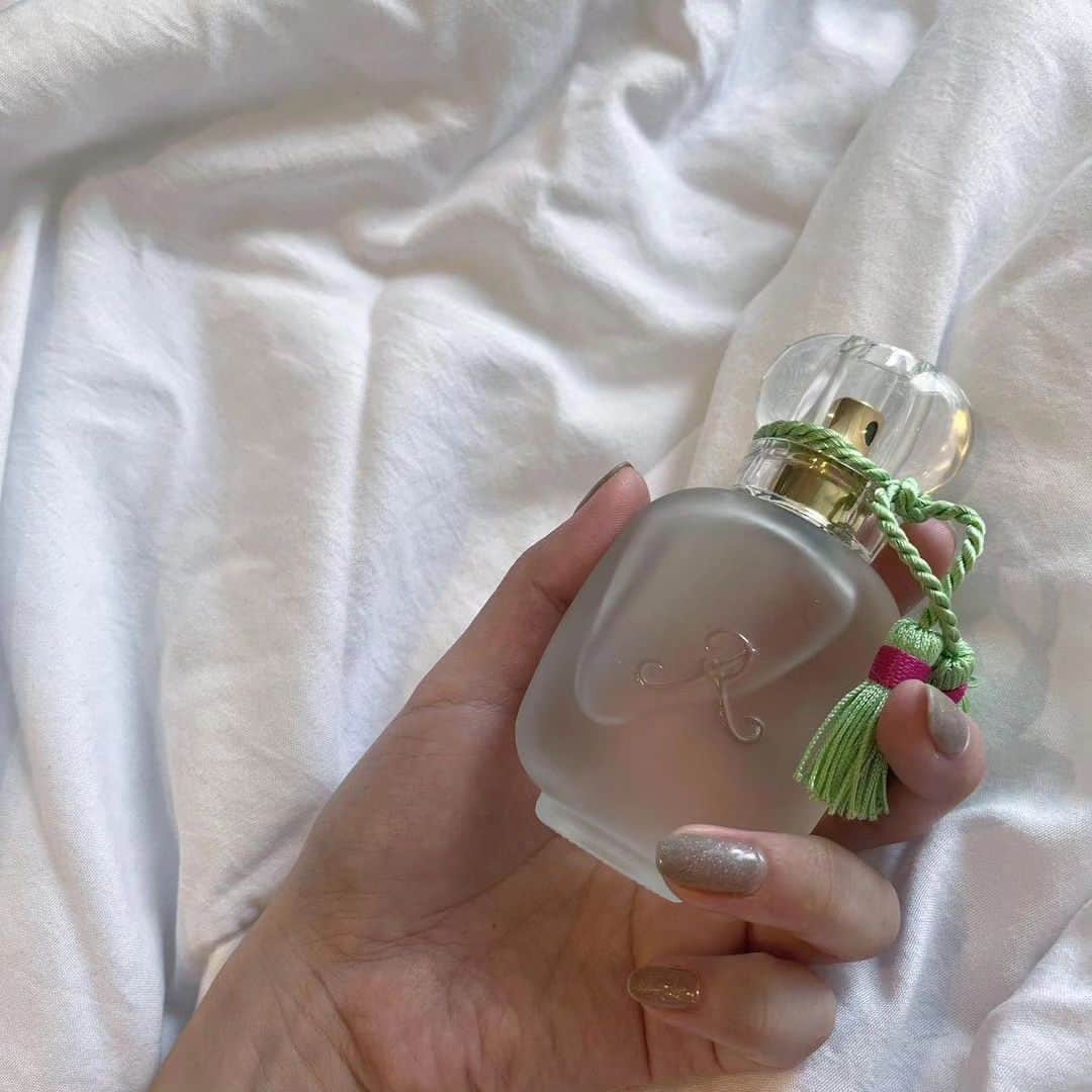 4meee!さんのインスタグラム写真 - (4meee!Instagram)「【幻の香水✨パケに負けない香り🌹】  ロジーヌパリの香水は知ってる？  パケが可愛いだけじゃなく 香りがとっても魅力的で 香水のイベントなどでも即完売✨  「幻の香水」とまで呼ばれているんです💎  -----photoby-----  @pink_3_glitter @tomoco_mano @kazuyo_ris @pinktail_0921 nomad0901 @s85_29 pink_blue_tdf  #4meee#フォーミー #lesparfumsderosine #parfume #rose #antique #vintage #aesthetic #パルファンロジーヌ #ロジーヌパリ #香水 #ローズ #バラ #薔薇 #アンティーク #ヴィンテージ#香水#香水マニア#香水コレクション#パルファン#香水展#香水好きな人と繋がりたい #香水作り」7月23日 19時06分 - 4meee_com
