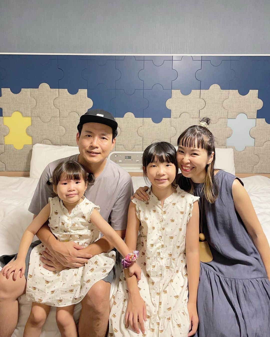 amigo.amigo.5205622さんのインスタグラム写真 - (amigo.amigo.5205622Instagram)「． ★#家族旅行 ★  #夏休み は皆さんどこ行きますか？❤︎  夏休みに入ったので家族で  #コンフォートスイーツ東京ベイ に初めてお泊りしたよ！  @comfortsuites_tokyobay   パズル柄のベッドボードのお部屋で 大人も子どももくつろげる空間🛏 パズルの中にはなんと サプライズカードが…🎁 子供達すごく盛り上がって楽しそうだったよ😚  朝は#ブッフェ　😋 七枚目〜写真見てね🤳  夏限定‼️ 子供向けには縁日をイメージした ディスプレイとメニューが 豊富でたこ焼きや焼きそば、 子供が好きなメニューが たくさんありました♪  家族四人で#朝食ビュッフェ つきで 一万円代で泊まれちゃう コスパ最高のホテル✌️ 安い‼️ しかもファミリー層が多いホテルなので 子連れで安心して泊まれるよ✨  ディズニーからもホテルまで無料 シャトルバスが出てるので お泊りディズニーにもオススメだよ❤︎  またお泊りしたーーい❤︎  （住所） 〒279-0014 千葉県浦安市明海5丁目8番15号 TEL：047-380-9211  #コンフォートホテル #お泊りディズニー #ディズニー周辺ホテル #新浦安ホテル #新浦安  #お泊りディズニー  #コスパ最高 #コスパ最強  #コスパ良し #夏休み旅行  #夏休みの過ごし方  #千葉旅行　#chiba #旅　#旅行 #旅行好きな人と繋がりたい  #タビジョ #タビジョと繋がりたい  #旅スタグラム  #子連れ旅行  #comfortsuitestokyobay #comfortsuites #家族でおでかけ」7月23日 19時08分 - amigo.amigo.5205622