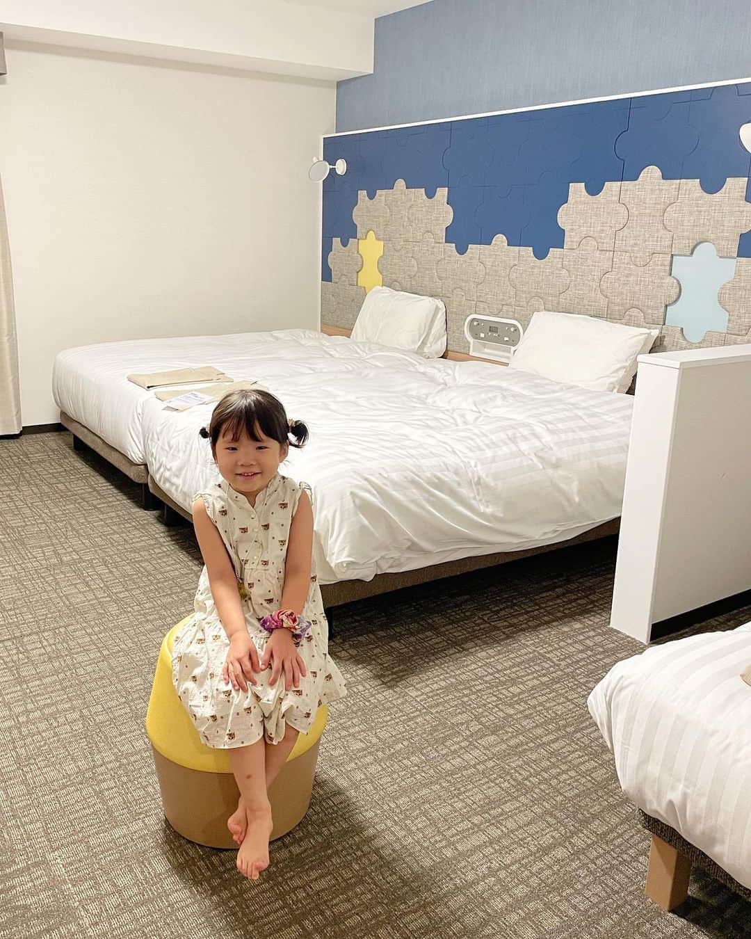 amigo.amigo.5205622さんのインスタグラム写真 - (amigo.amigo.5205622Instagram)「． ★#家族旅行 ★  #夏休み は皆さんどこ行きますか？❤︎  夏休みに入ったので家族で  #コンフォートスイーツ東京ベイ に初めてお泊りしたよ！  @comfortsuites_tokyobay   パズル柄のベッドボードのお部屋で 大人も子どももくつろげる空間🛏 パズルの中にはなんと サプライズカードが…🎁 子供達すごく盛り上がって楽しそうだったよ😚  朝は#ブッフェ　😋 七枚目〜写真見てね🤳  夏限定‼️ 子供向けには縁日をイメージした ディスプレイとメニューが 豊富でたこ焼きや焼きそば、 子供が好きなメニューが たくさんありました♪  家族四人で#朝食ビュッフェ つきで 一万円代で泊まれちゃう コスパ最高のホテル✌️ 安い‼️ しかもファミリー層が多いホテルなので 子連れで安心して泊まれるよ✨  ディズニーからもホテルまで無料 シャトルバスが出てるので お泊りディズニーにもオススメだよ❤︎  またお泊りしたーーい❤︎  （住所） 〒279-0014 千葉県浦安市明海5丁目8番15号 TEL：047-380-9211  #コンフォートホテル #お泊りディズニー #ディズニー周辺ホテル #新浦安ホテル #新浦安  #お泊りディズニー  #コスパ最高 #コスパ最強  #コスパ良し #夏休み旅行  #夏休みの過ごし方  #千葉旅行　#chiba #旅　#旅行 #旅行好きな人と繋がりたい  #タビジョ #タビジョと繋がりたい  #旅スタグラム  #子連れ旅行  #comfortsuitestokyobay #comfortsuites #家族でおでかけ」7月23日 19時08分 - amigo.amigo.5205622