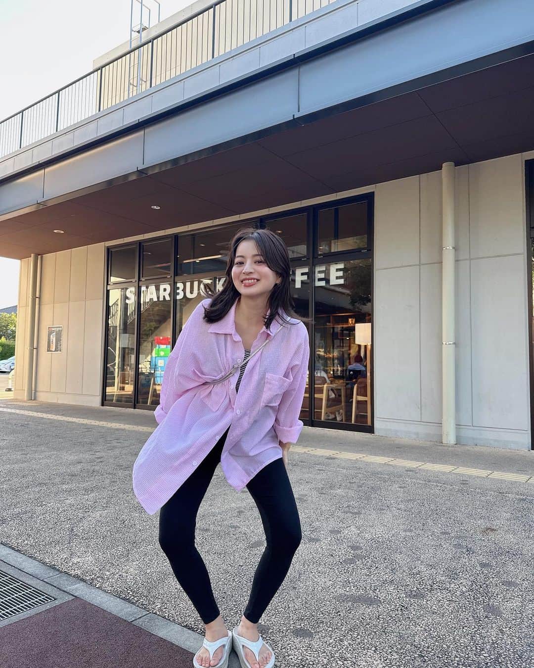 田中優衣のインスタグラム：「新作の中でも人気なブラウス。 白、ピンク、白、ピンクって 私もお気に入りで楽ちんで着すぎている🍯  ピンクのブラウスに合わせて アイシャドウもピンクにした〜💘」