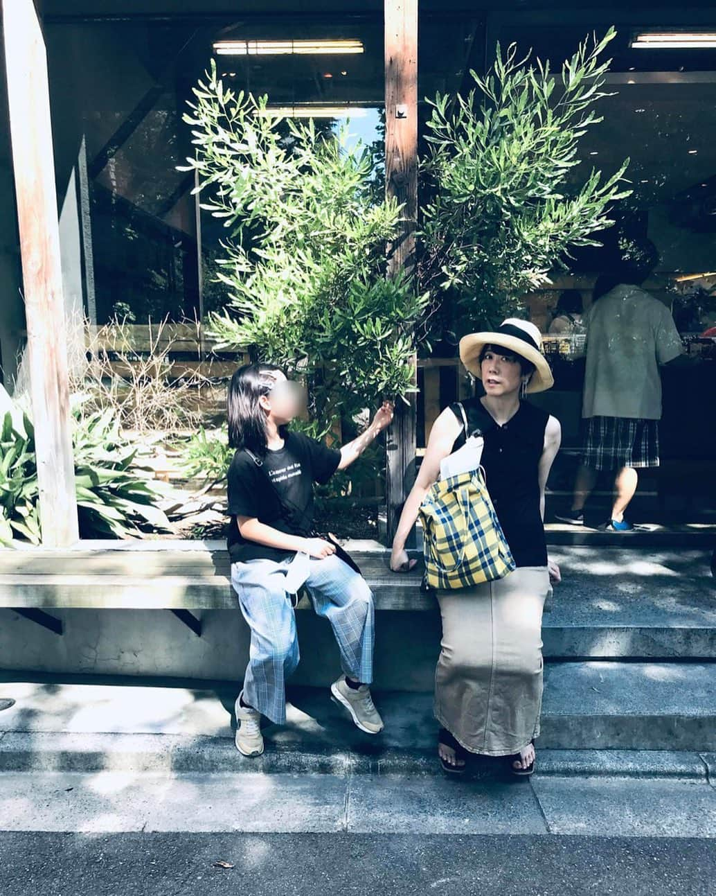 花津ハナヨさんのインスタグラム写真 - (花津ハナヨInstagram)「友達と長女と蔵前近辺を街ブラ。 @hakohosokawa が撮ってくれた長女と私。 すてきな写真をありがとー🩵  （ちなみにプロフィール写真も葉子ちゃんに撮ってもらってます）」7月23日 19時22分 - 872874