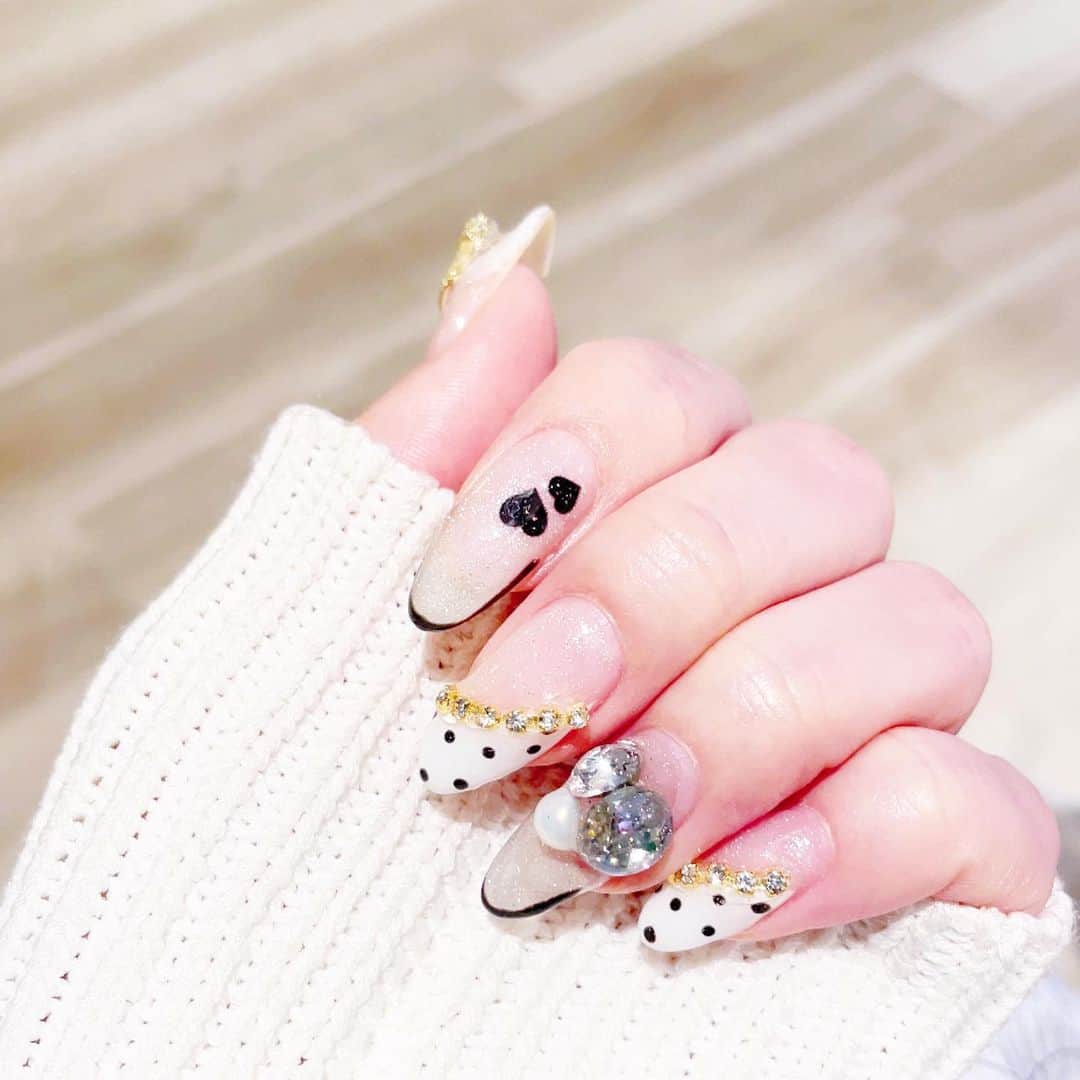 のインスタグラム：「♡⃛ . . 前回のネイルはこちら～！ ドットがかわちい🎀♡ 今回のはまたのせる‪‪☺︎‬ . @saa0526nail  いつもありがとうございます💗」