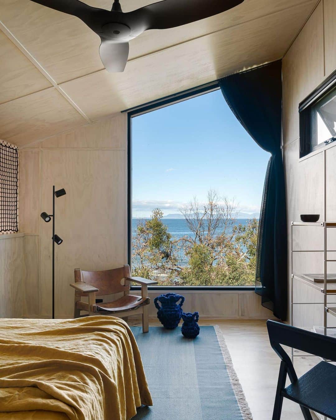 Airbnbさんのインスタグラム写真 - (AirbnbInstagram)「The concept was to provide the essentials of living, a place to rest the mind and body, and connect with nature. It's not a tiny house, but it's not a full beach house. It is a luxurious minimal space — perfectly sized for one or two.」7月23日 19時15分 - airbnb