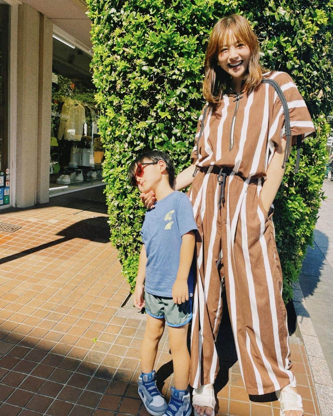 日下部ゆいこのインスタグラム：「. . 暑い日は @todayful_  の楽ちんロンパース。 . . 年中にしては 体の大きい長男。 頭１つ飛び抜けています。 ガタイもいいので 暑い中の抱っこは死活問題。 . . #力も強い#パワフル #男の子#男の子ママ#男の子兄弟#todayful#ootd#fashion#コーデ#私服#ロンパース#5歳#2歳」
