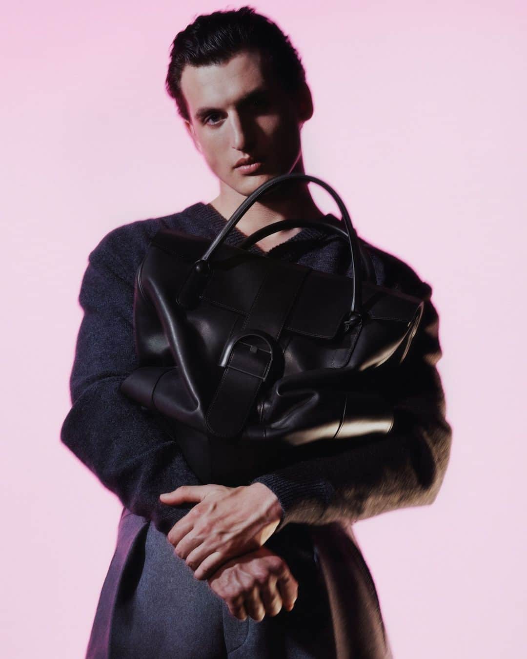 デルボーのインスタグラム：「Le Weekend⁣ ⁣ L’XXL in supple Dream Calf leather’s oversized, soft construction is a sophisticated silhouette sized to fit your weekend essentials. An oversized version of Delvaux’s signature Brillant style, part of the collection since 1958, L’XXL embodies the House’s tradition of exceptional savoir-faire in bold new proportions fit for all genders and endless occasions. ⁣ ⁣ #Delvaux」