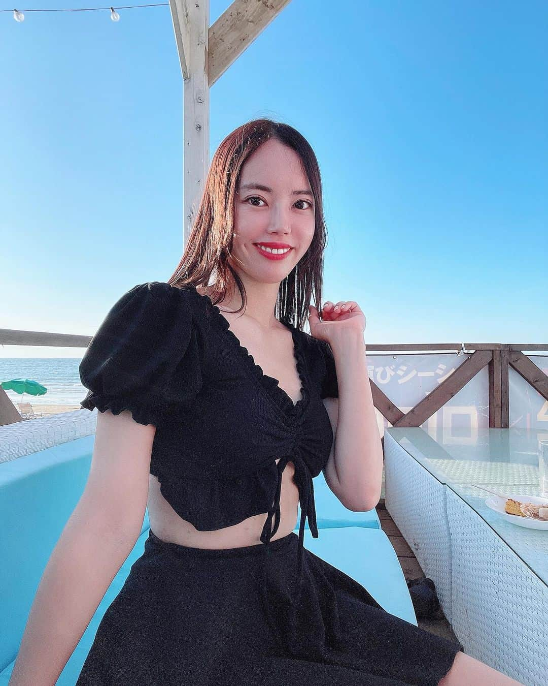 hina2221のインスタグラム：「夏の休日はだいたい海の家に✨ 夏を大満喫中です🩵 材木座ビーチ⛱️は夜はフラダンスやライブがあったり、 楽しいイベントが盛りだくさん✨ 夏デートにはおすすめスポットです✨✨🥰 . . . #材木座海岸 #材木座海岸 #材木座ビーチ #ゴルフ #ゴルフ女子#起業 #起業女子 #ゴルフ女子会 #ゴルフ男子 #ゴルフ女子コーデ #ゴルフ好きな人 #ゴルフ#旅インスタグラマー」