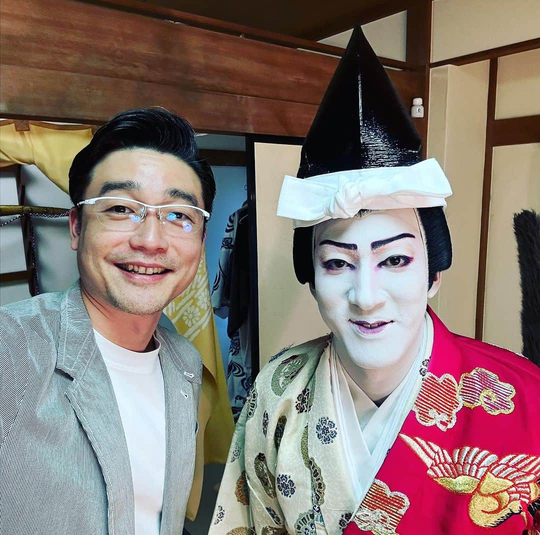 尾上菊之丞のインスタグラム：「尾上右近さんの自主公演『研の會』がいよいよ本番間近！ ７回目となる今回は夏祭浪花鑑と京鹿子娘道成寺の二本立て。  そして私の倅、嘉人が右近さんの倅役として初めて芝居の舞台に立たせていただきます！ この間もカツラ合わせ中に居眠りをしていましたが大丈夫かな😅  右近さんは現在新橋演舞場で歌舞伎刀剣乱舞の公演中ですが、研の會や来月の舞台の稽古で大忙し。ケンケンがんばれ！  是非、8月2日.3日浅草公会堂へお運びのほどよろしくお願い申し上げます！  #尾上右近 #研の會 #歌舞伎 #自主公演 #浅草公会堂 #夏祭浪花鑑 #刀剣乱舞 #羽鳥嘉人 #尾上菊之丞」