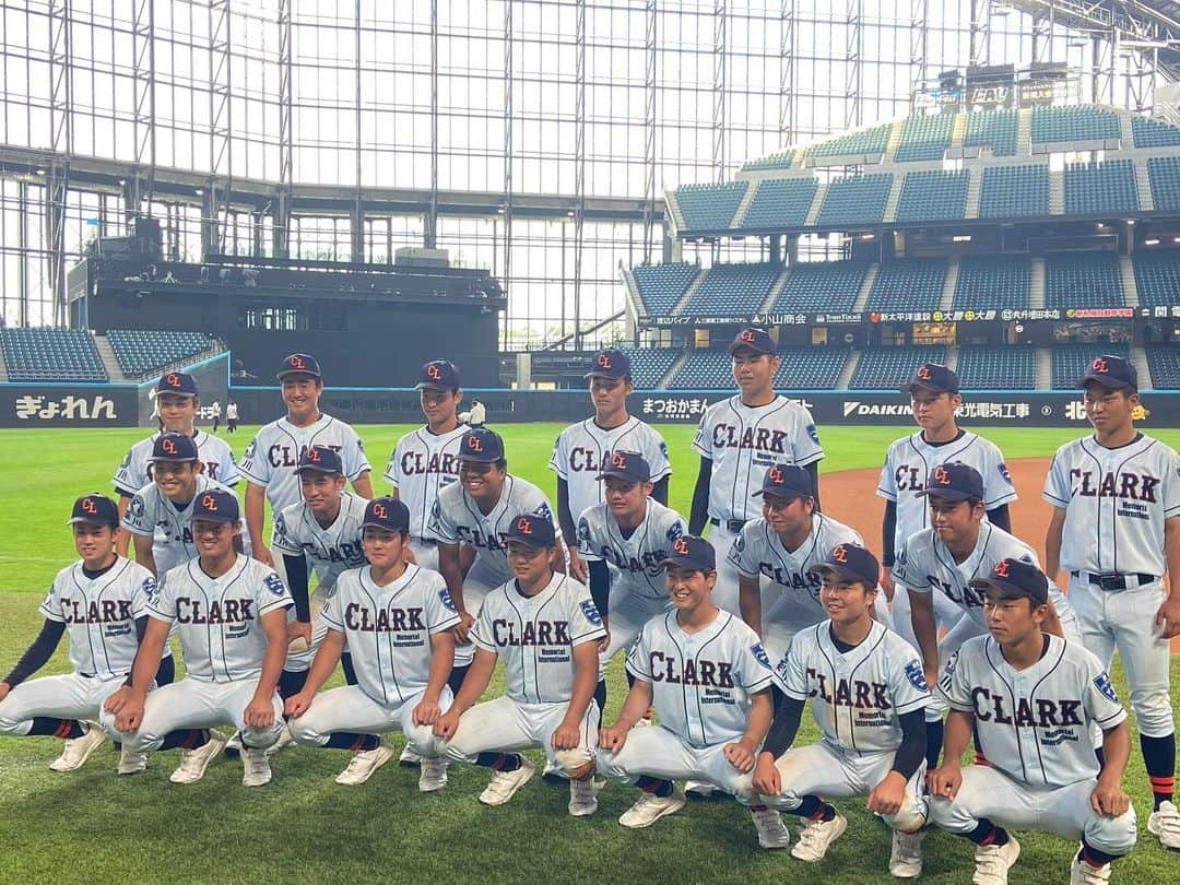 五十幡裕介さんのインスタグラム写真 - (五十幡裕介Instagram)「夏の甲子園、 北北海道代表はクラーク国際に決まりました。  クラーク国際、旭川明成、両チームの皆さん、 観ているこちらも興奮し、 何度も拍手を送りたくなる最高のゲームでした。  決勝の中継リポートのため、旭川明成の選手の保護者の皆さんに、 沢山お話を聞かせていただきました。 試合後の取材のため、直接ご挨拶ができなかったので、 この場を借りてお礼をさせて下さい。 本当にありがとうございました。  #高校野球 #夏 #2023 #甲子園 #北海道 #北北海道大会 #旭川明成 #クラーク国際 #1点差 #大接戦 #新球場から夢の甲子園へ #地上波 #バーチャル高校野球 #高校野球はHTBで #HTB #アナウンサー #五十幡裕介 #実況 #リポート」7月23日 19時28分 - htb_isohatayusuke