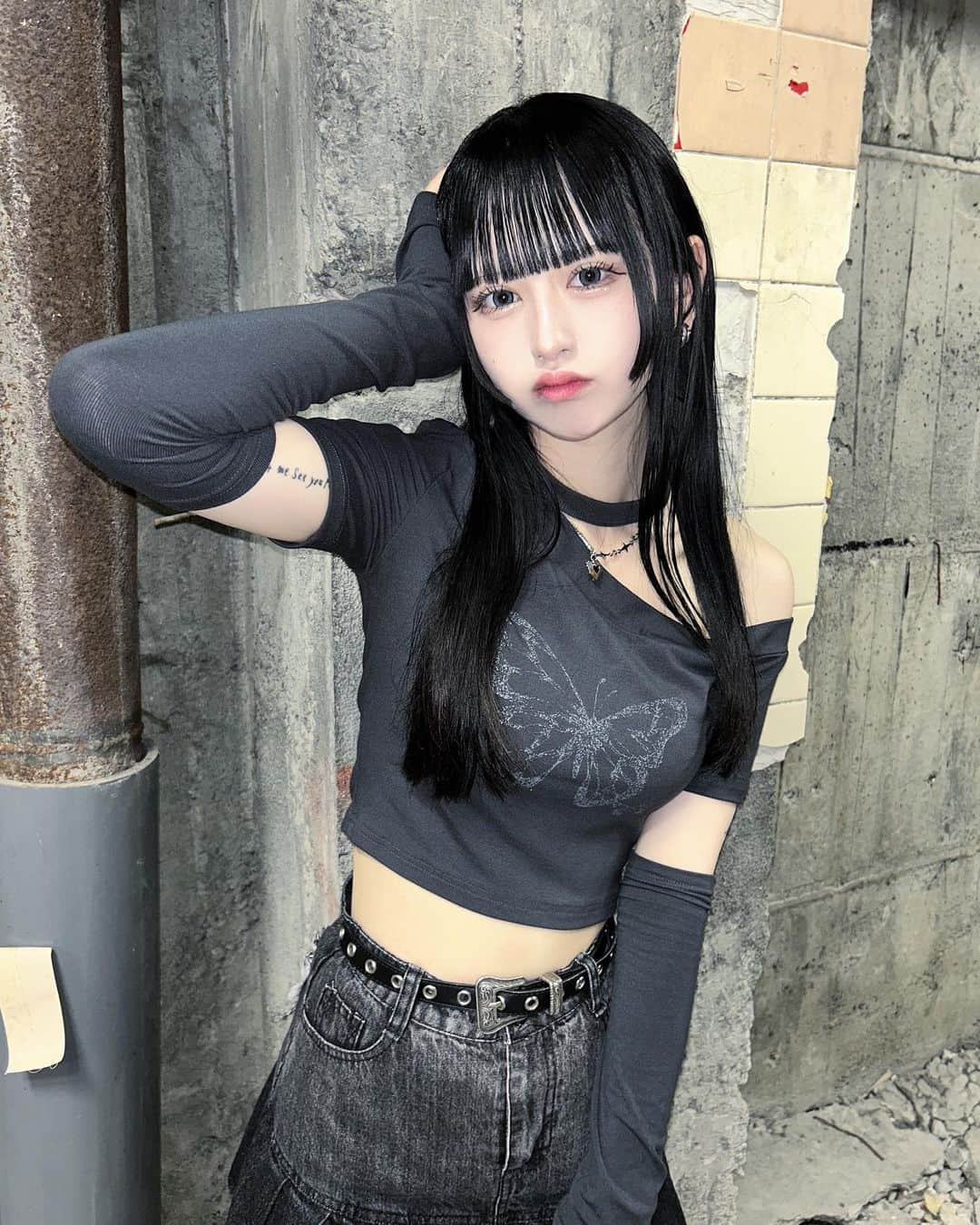狐波ろんのインスタグラム：「わけわからん形の服かわいーーなのでたくさん着ます」