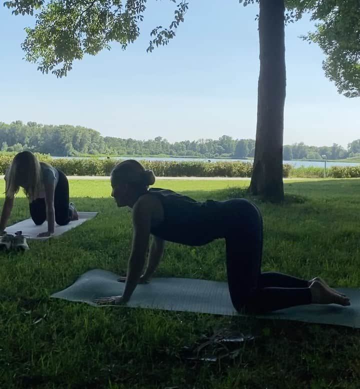 佐藤綾乃のインスタグラム：「yoga🧘‍♀️☘️🍑」