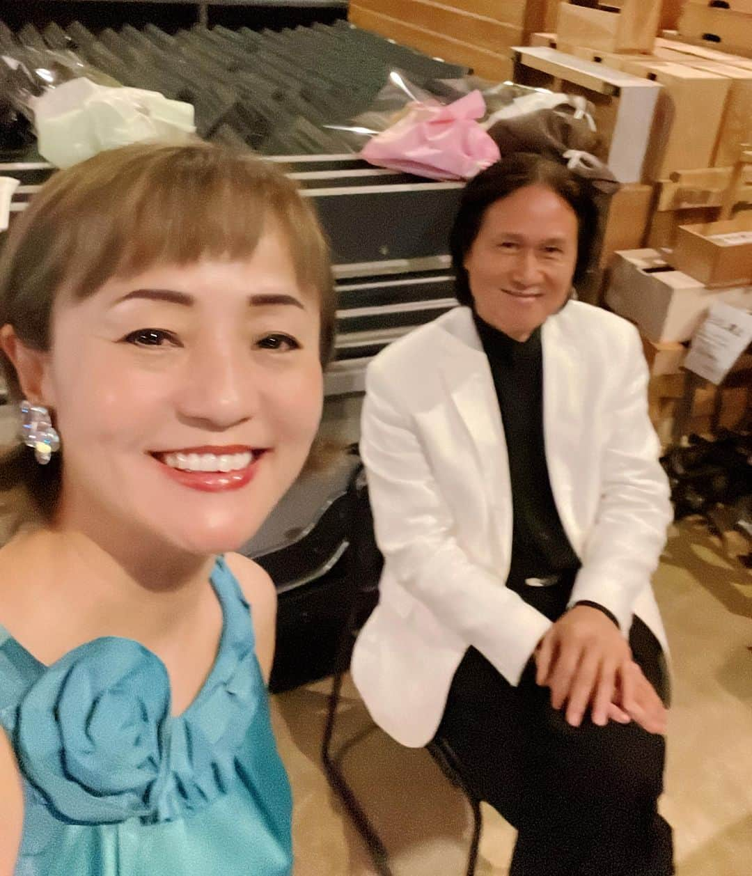 橋本志穂さんのインスタグラム写真 - (橋本志穂Instagram)「今日は大賀ホールで 音楽会の司会でしたが、 シークレットゲストに バリトン歌手の崔宗宝さんがきてくださって、オペラを聴かせてくださいました❣️ 崔さんは軽井沢に移住なさって、ご自宅を開放してのサロン＊コンサートなども多数企画なさっていて、 すっかり軽井沢に溶け込んでいらっしゃいます。 来月26日にはまた 大賀ホールでコンサートを開催なさいますが、 アメリカで活躍する お兄様のオペラ歌手 崔宗順さんも来日して 日本で有名なソプラノ歌手の森麻季さんらを招いて豪華なステージになりそうです。 この司会を担当させていただくので、 来月も楽しみです❣️  #大賀ホール #コンサート #司会 #アナウンサー としての仕事  今日は司会だけじゃなく ちょこっとだけ フルートも吹いたんだぁ〜^_^  大賀ホールで吹いちゃった^_^ あ、来週大賀ホールデビューのはずだったのに。。。  😭😭😭 でもほんのワンフレーズだけしか吹いてないから〜  お客様へのウェルカムミュージックのコーナーで 最後に 御代田のよりまり音楽教室の美人姉妹 岡部よりこさん、まりこさんのヴァイオリンとピアノに 急遽、混ぜてもらいましたー❣️」7月23日 19時36分 - shihohashimoto3