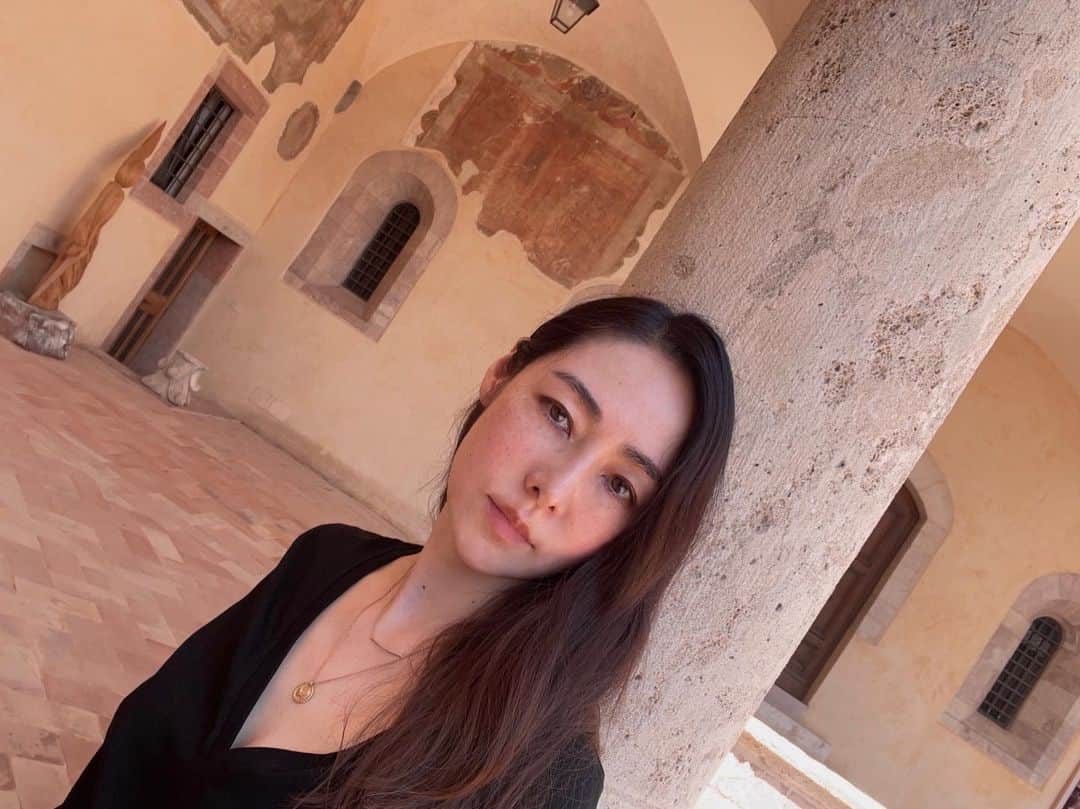 霧島れいかのインスタグラム：「フランチェスコ聖堂と関連遺跡群は、 世界文化遺産に指定されています。 そしてアッシジ は地震で被害にあった街でもあるんです。 フランチェスコ聖堂もその被害にあい修復されました。 美しい自然と共にいつまでも 優しく穏やかに在り続けてほしいです🕊️  ホテルで頂いた地図も載せました。 アッシジ は大きな街ではないのですが 私は必ず迷子になるという… （泊まったホテルは🤫）  #italy #assisi  #perugia #umbria  #basilicadisanfrancesco  #santachiara」