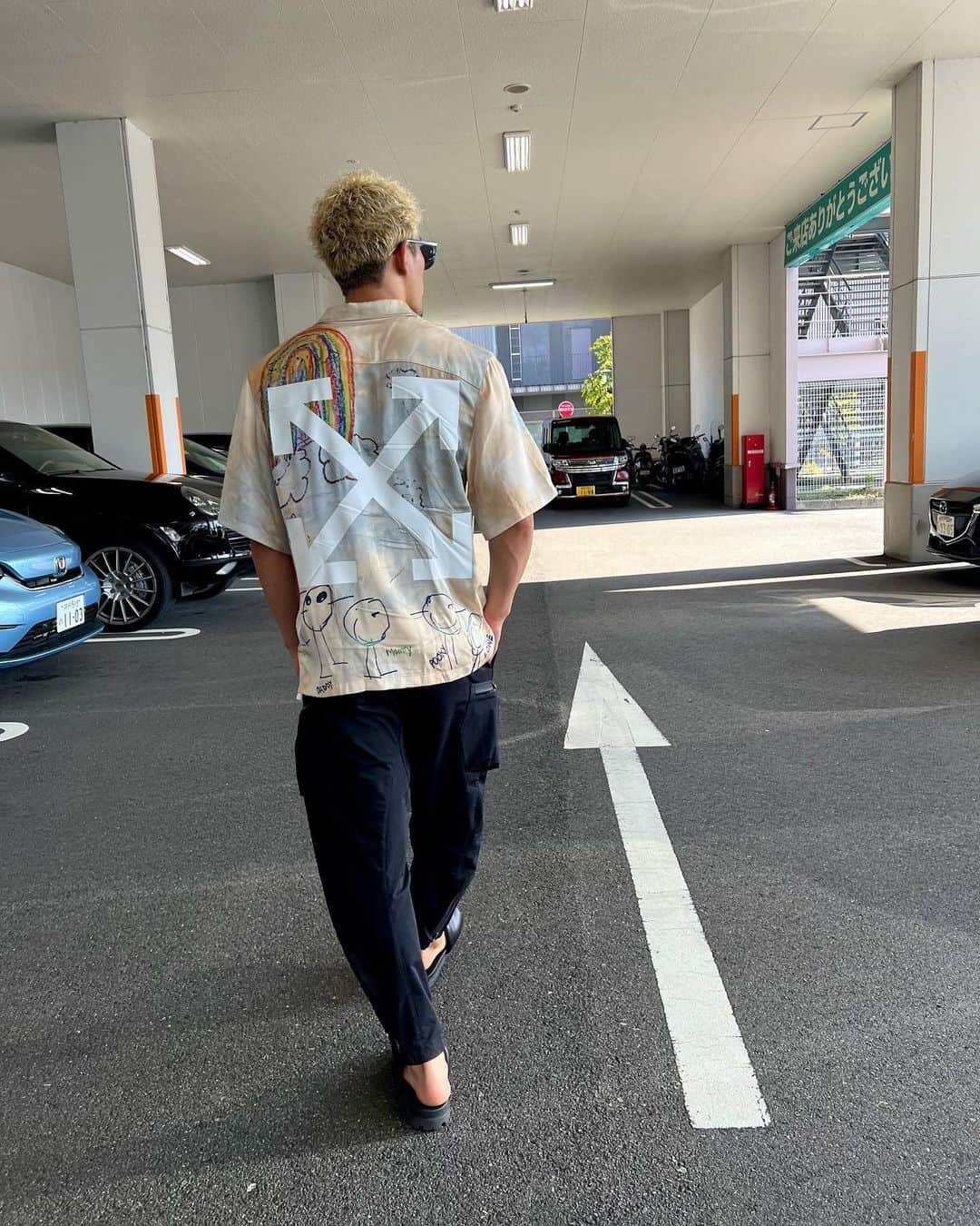 原口健飛のインスタグラム：「デザインがお気に入り😎  #原口健飛#rise#iskaworldchampion  #オフホワイト #offwhite #アクロニウム #prada #ファッション#fashion #code #デザイン#パーマ #私服 #犬」
