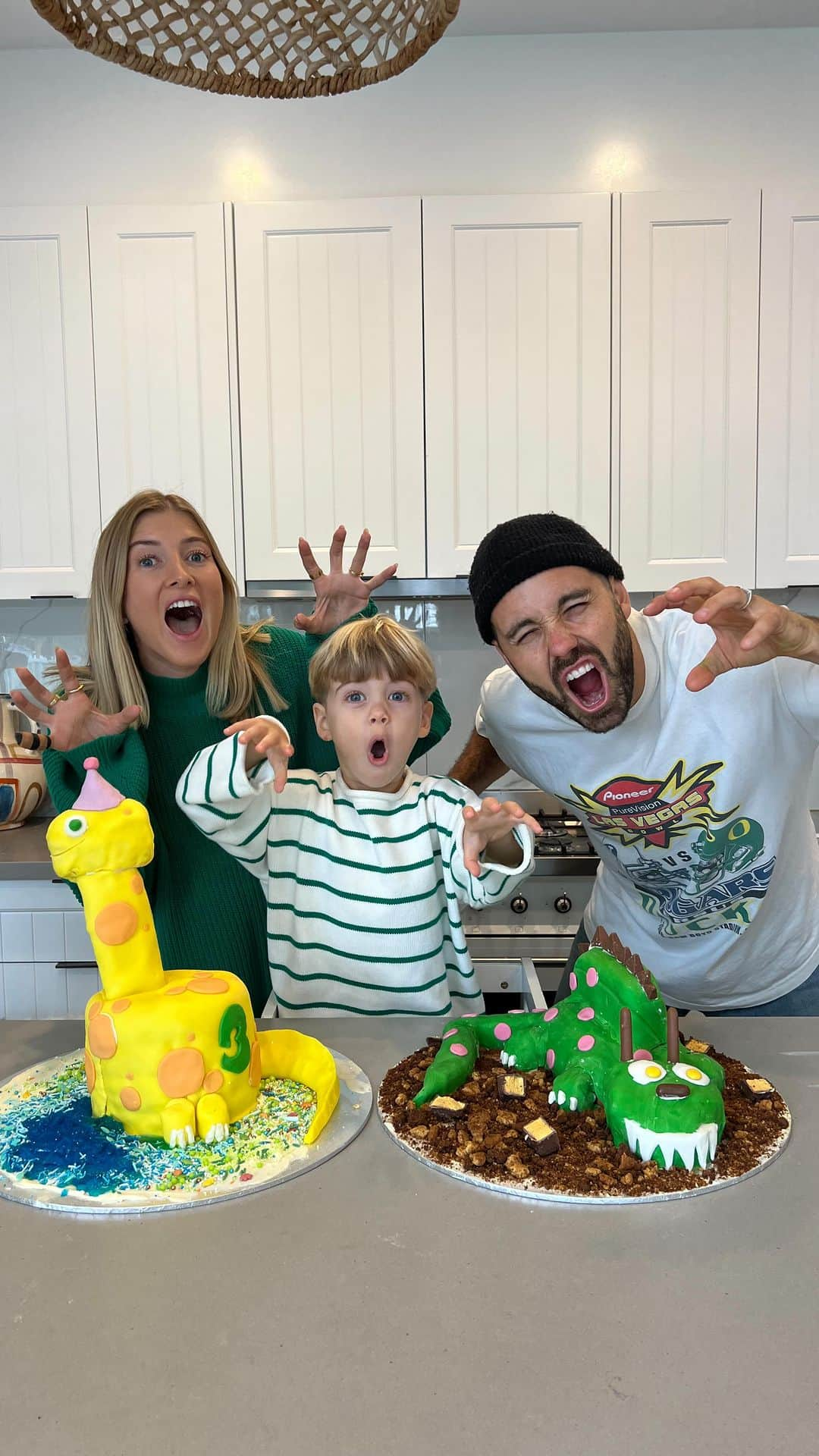 エリー・バレンのインスタグラム：「Mum knows best 🤭🎂🦕  #birthdaycake #toddler #husbandandwife」