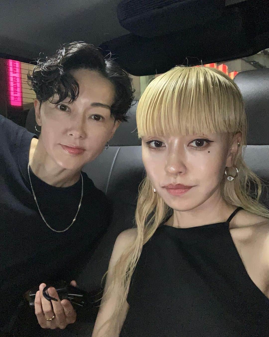 PELIのインスタグラム：「今日で10年目！  相変わらず小競り合いはするけど、仲が良いです👭 ここ数年は仕事のパートナーとしても切磋琢磨しております。 注意欠陥系の私をイラつきながらも支えてくれています😂　 美味しいご飯も毎日の楽しみです🍱  明日から11年だすごい。 いつもありがとうございます&これからもどうぞ宜しくです🤝✨✨ @a.com524   そして昨日はずっと行きたかったフランスのいろんな地方料理が楽しめるベルトラン ラーシェ ル ブルターニュ 神楽坂へ。 特に、モン・サン＝ミシェルで獲れたムール貝が絶品ですまじ。びっくりした。味がなんかすごく可愛かった！ ブルターニュ地方のお食事最高。 空間とお料理の説明と、全てが揃って素敵な体験でした。🐚✨」