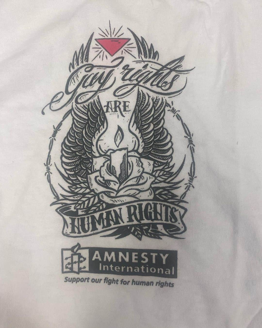 アムステルダム・タトゥー・ミュージアムのインスタグラム：「Tshirt i dit about 20 years ago.fir amnesty international#amnesty_international #gayrights#pride#amsterdampride#canalpride#」
