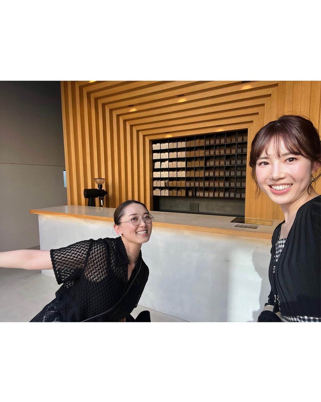 桜奈あいのインスタグラム：「. 念願のみくさんとカフェデート✨  清澄白河巡り！！ みくさんが連れて行ってくれるカフェ どこも素敵で楽しかったー☺️🤍  また行きたいな✨  ぎりぎり入れたこのお店すご過ぎた！！ @koffee_mameya_kakeru   ⁡ ⁡ ⁡ ⁡ ⁡ ⁡ ⁡ ⁡ #清澄白河 #koffeemameyakakeru #cafe巡り」