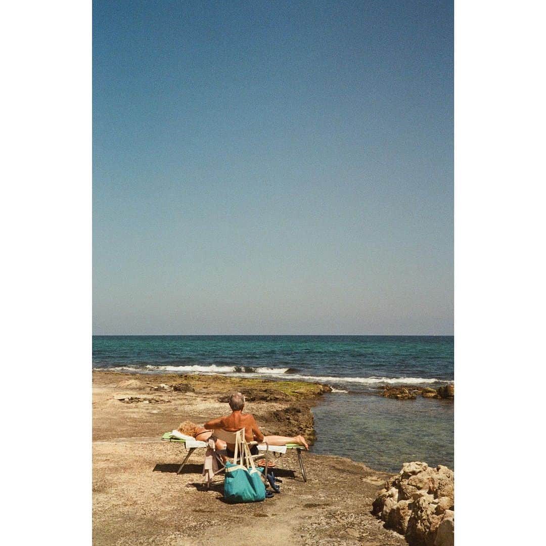 ペ・ジョンナムさんのインスタグラム写真 - (ペ・ジョンナムInstagram)「rest in beach 🏝️⛱️🌊🚤🏖️ film photos 📸🎞️🎞️🎞️ #노보정노필터 #rolleiflex #rolleiclassic35 #배작가」7月23日 19時46分 - jungnam_bae