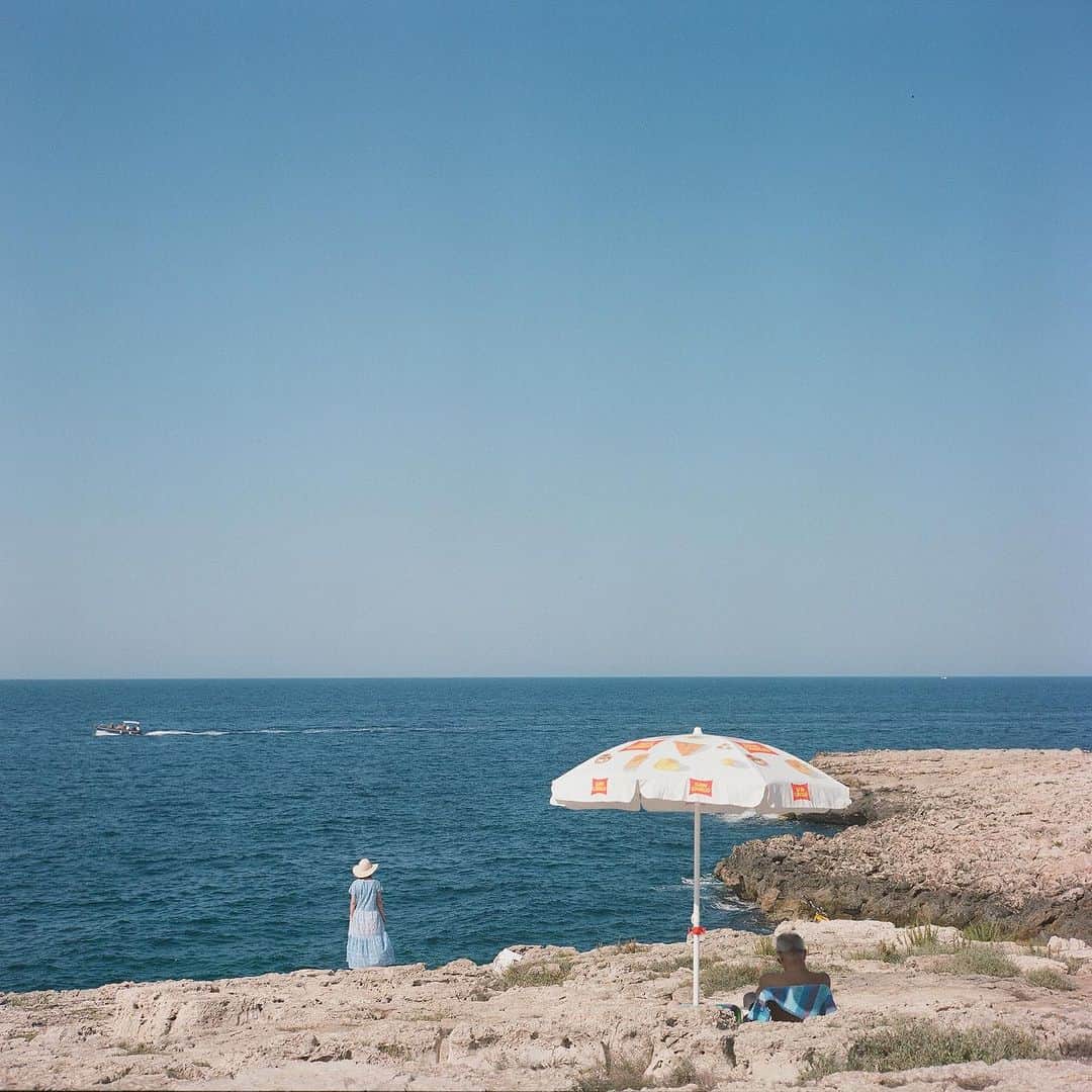 ペ・ジョンナムのインスタグラム：「rest in beach 🏝️⛱️🌊🚤🏖️ film photos 📸🎞️🎞️🎞️ #노보정노필터 #rolleiflex #rolleiclassic35 #배작가」