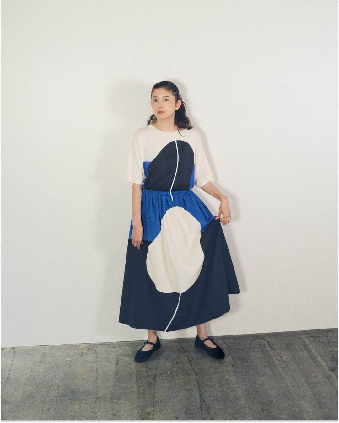 Marimekko Japanさんのインスタグラム写真 - (Marimekko JapanInstagram)「プレフォールコレクション注目のプリントKivi näkee unta（夢見る石）を菊池亜希子さん @kikuchiakiko_official がスタイリング。同じプリントのTシャツとスカートを組みあわせることでまとまりのあるコーディネートに。日本公式オンラインストアのニュースページに菊池亜希子さんのスタイリングの別カットも公開中。ぜひご覧ください！  #marimekko #marimekkofw23 #マリメッコ #マリメッコ愛 #北欧デザイン #フィンランド」7月23日 19時46分 - marimekkojapan