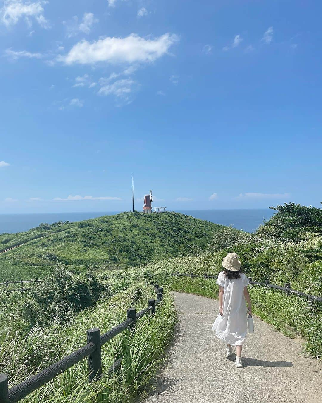 野口真由さんのインスタグラム写真 - (野口真由Instagram)「ジブリの世界のような島だった🕊‪🌱‬  #大島 #福岡 #宗像 #宗像大社 #砲台跡  #風車展望台 #ホワイトコーデ #白ワンピ」7月23日 19時46分 - ngc_mayu