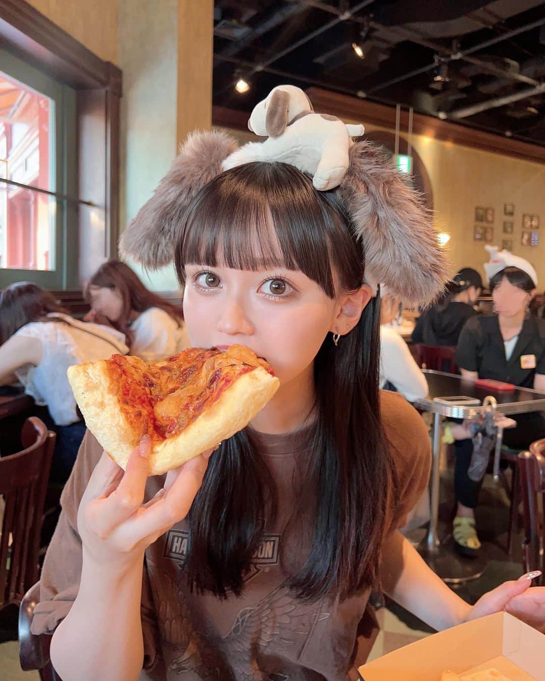 しみずくるみさんのインスタグラム写真 - (しみずくるみInstagram)「デートなのにガーリックピザ食べてごめんなさい😶‍🌫️ #ユニバ」7月23日 19時47分 - __s.k0328