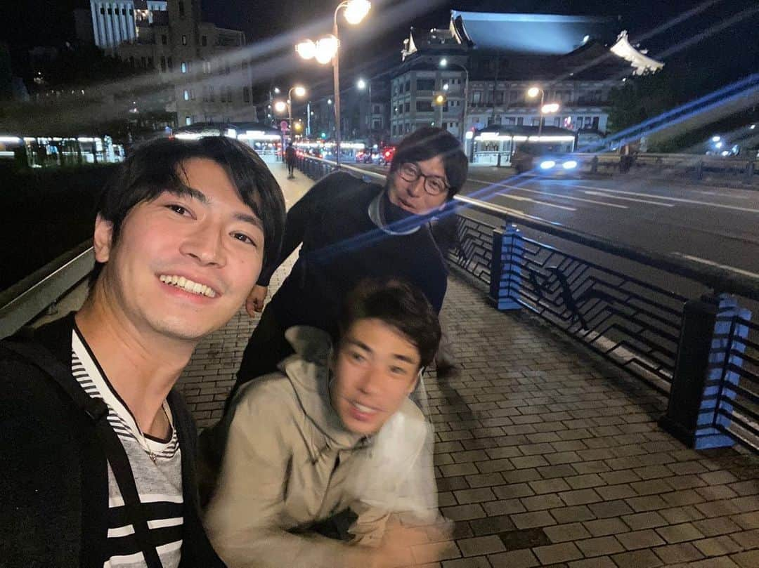 山﨑誠のインスタグラム：「🐟 ちょっと前、今年の春に、 桝さんに会う為に京都に行きました。  嬉しすぎて、楽しすぎて、 撮る写真、ほぼ全部ブレてました😂  #桝太一 #伊藤遼 #京都」